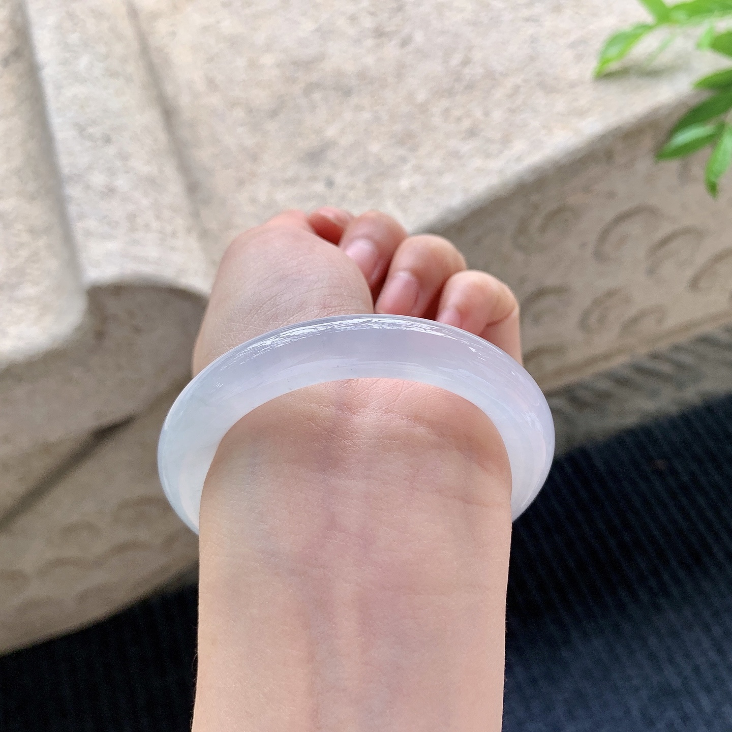 圆条50 51，圈口51.1/9.8/9.6，编码C5081764，冰种，清透，水润，种老，细腻，有棉纹。