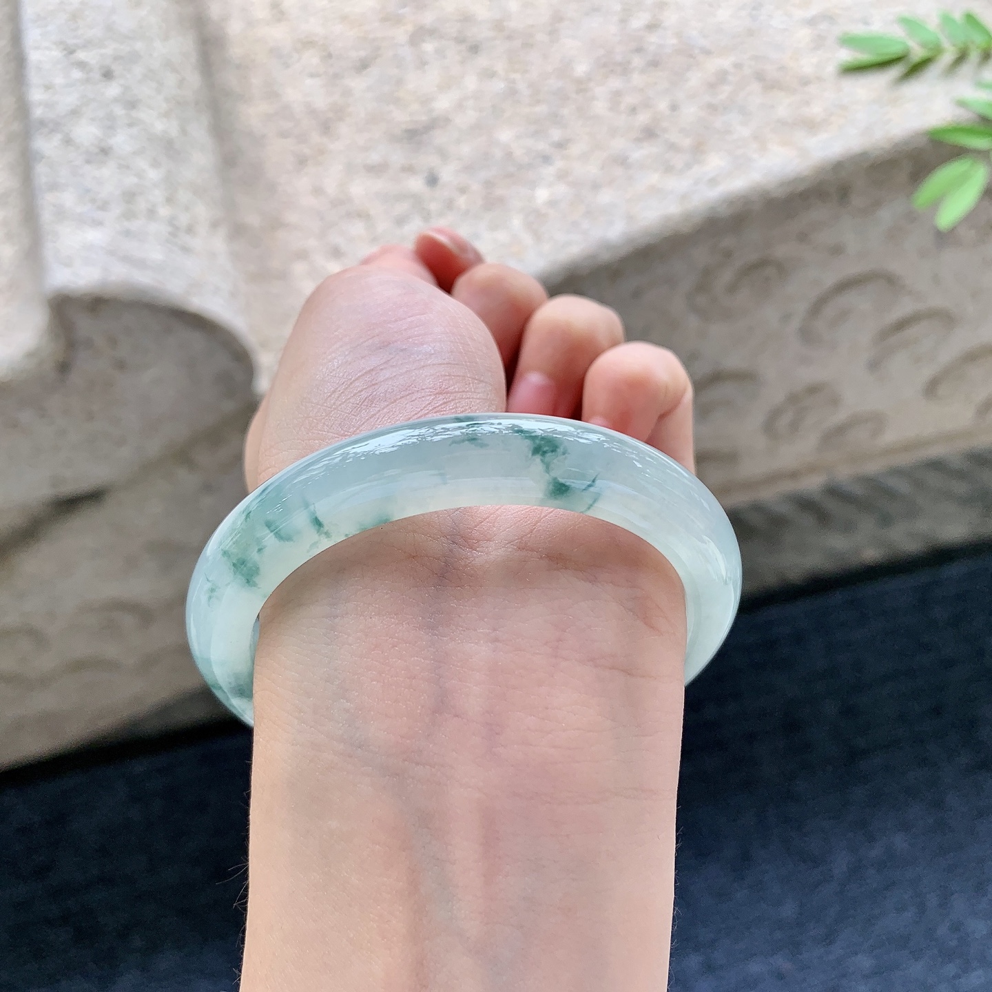 正圈55 56，圈口55.8/10.1/8，编码HJ081821，糯冰飘花，水润，种老，细腻，无裂。