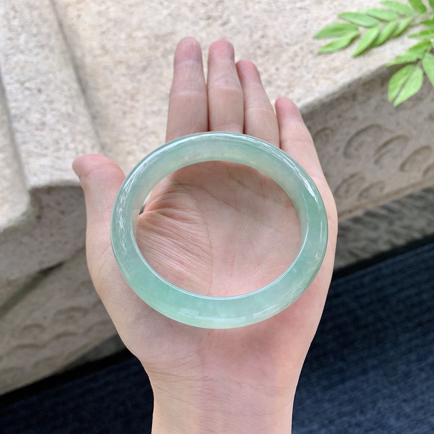 正圈56 57，圈口57.7/11.7/8.1，编码FL050689，糯冰绿底，水润，种老，细腻，打灯有絮线