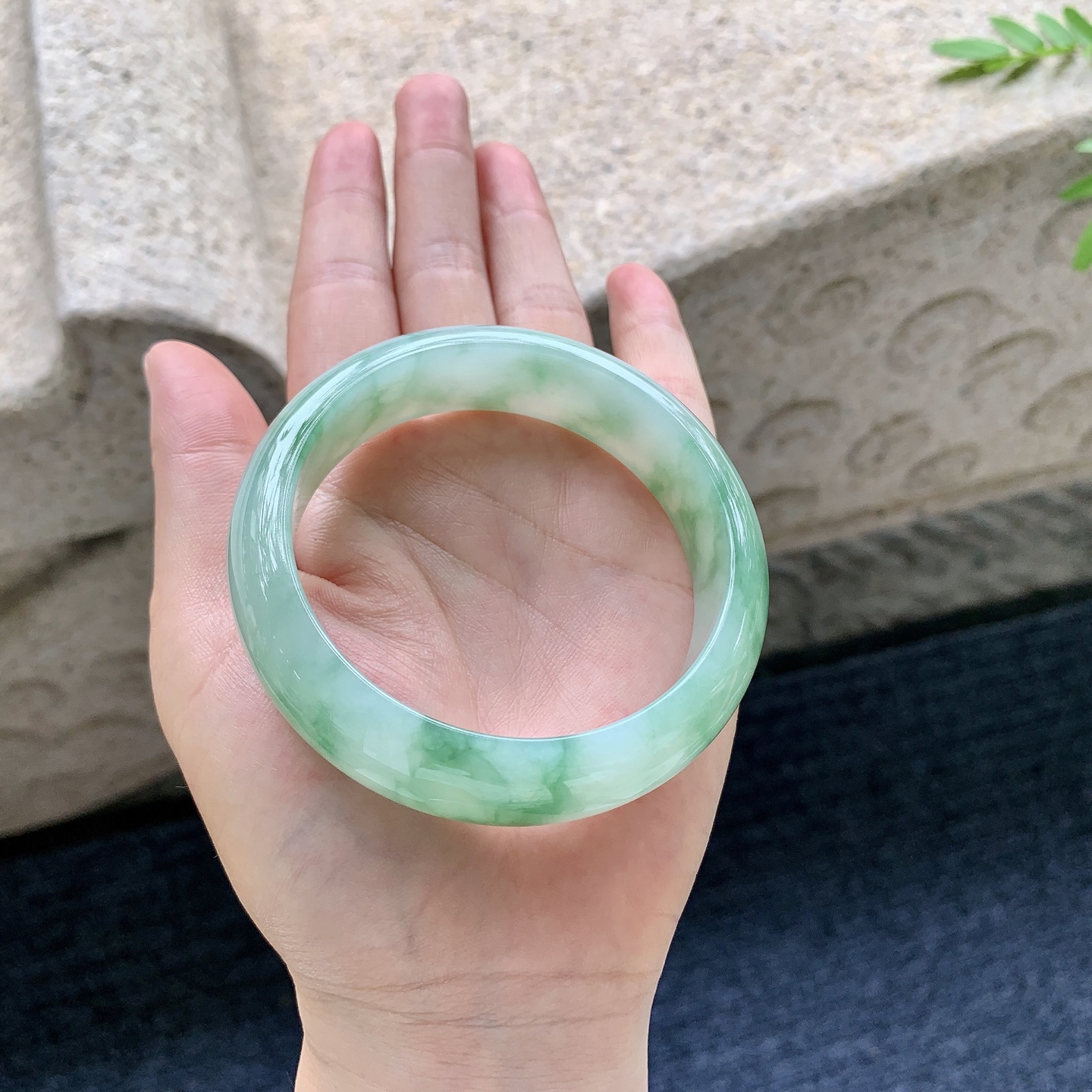 正圈58 59，圈口58.5/16.7/8，编码WW081822，糯冰飘绿，宽版，水润，种老，细腻，