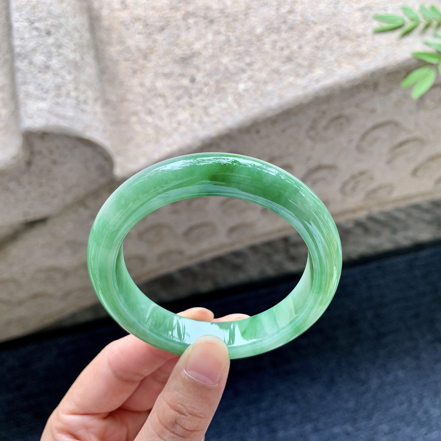 正圈54 55，圈口54.4/11.8/8.6，编码WW081824，糯冰飘绿，水润，种老，细腻，无裂。