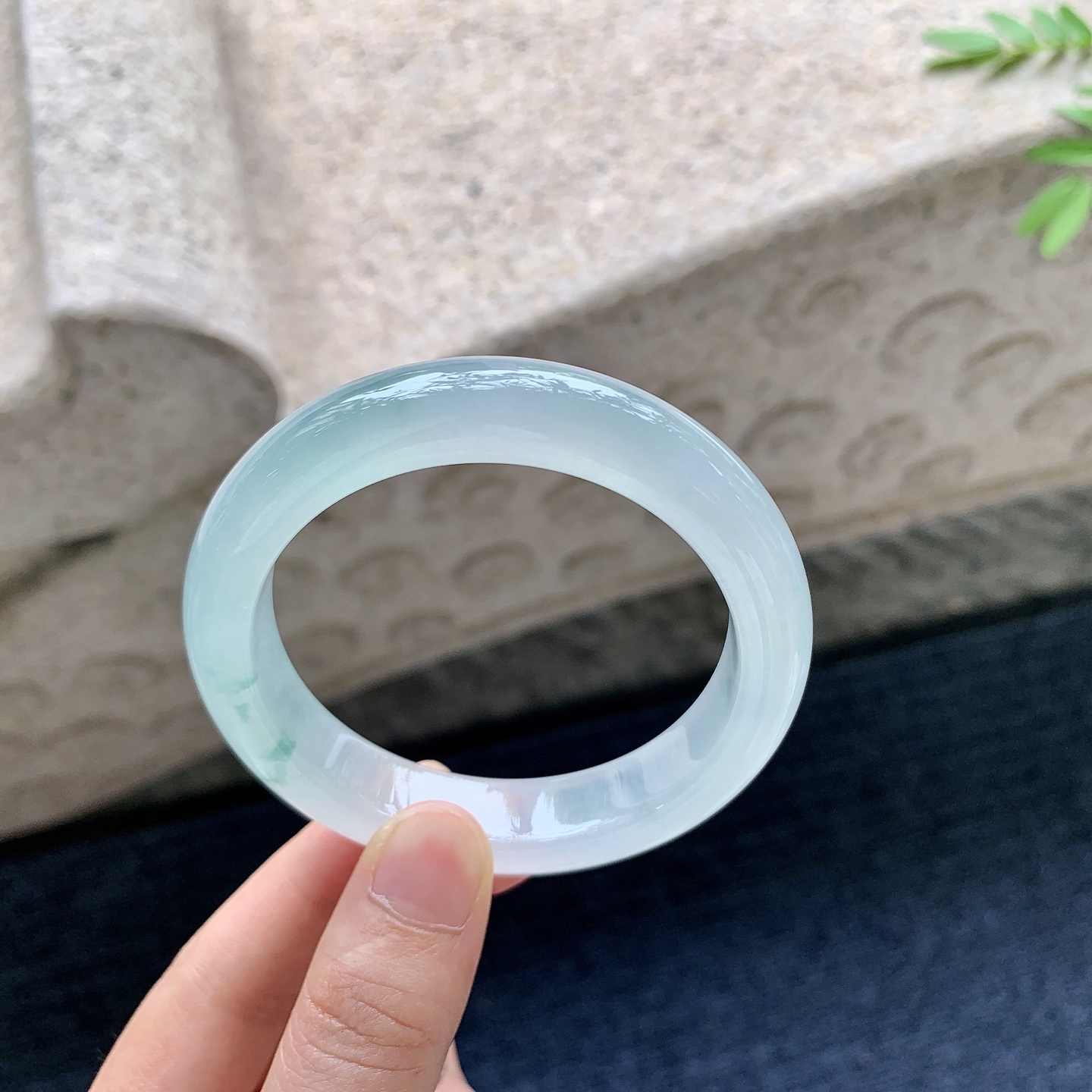 正圈54 55，圈口54.6/12.5/8.6，编码G9081838，糯冰飘花，水润，种老，细腻，无裂。