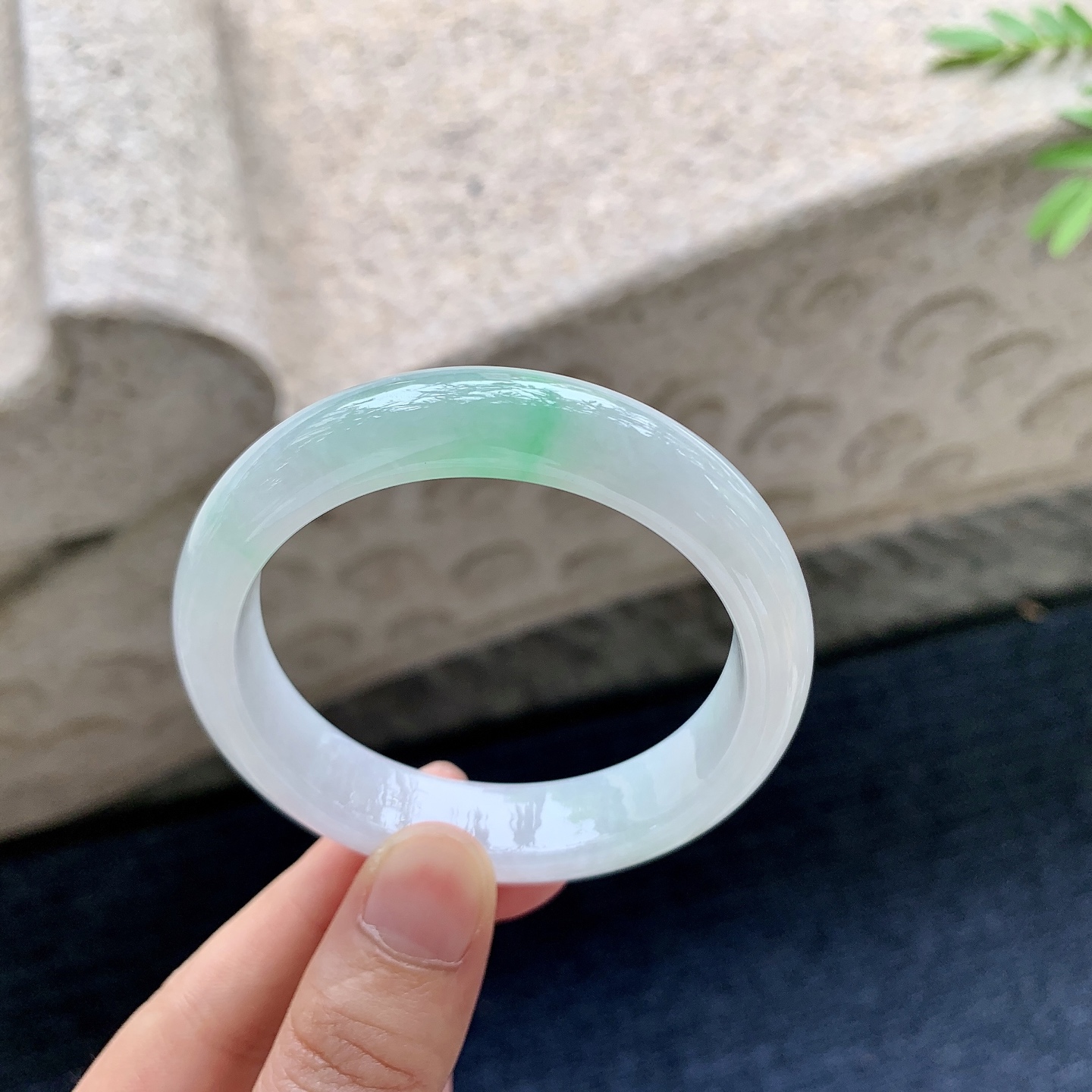正圈50 51，圈口51.4/12.3/7.5，编码WW081837，糯冰飘绿，水润，种老，细腻，打灯有絮线