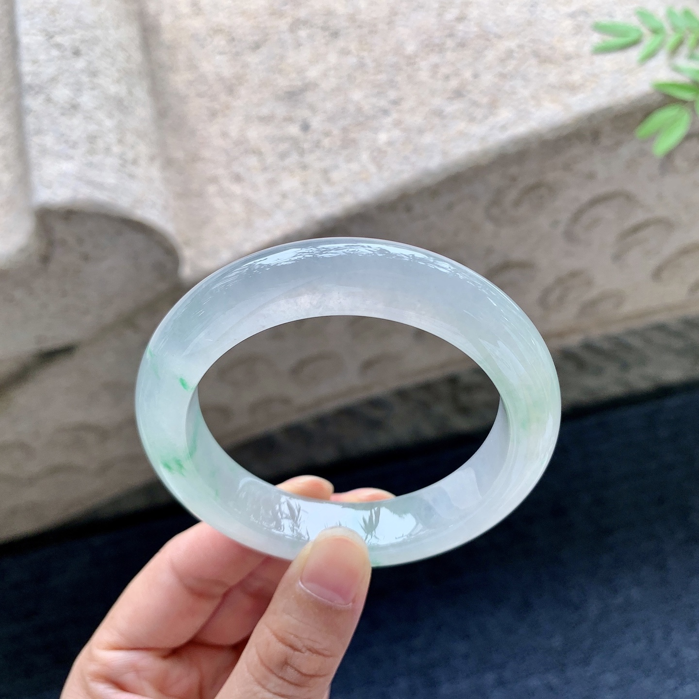 正圈54 55，圈口55.3/12.6/9.8，编码NK081702，描述冰飘绿，清透，水润，种老，细腻，打灯有絮线