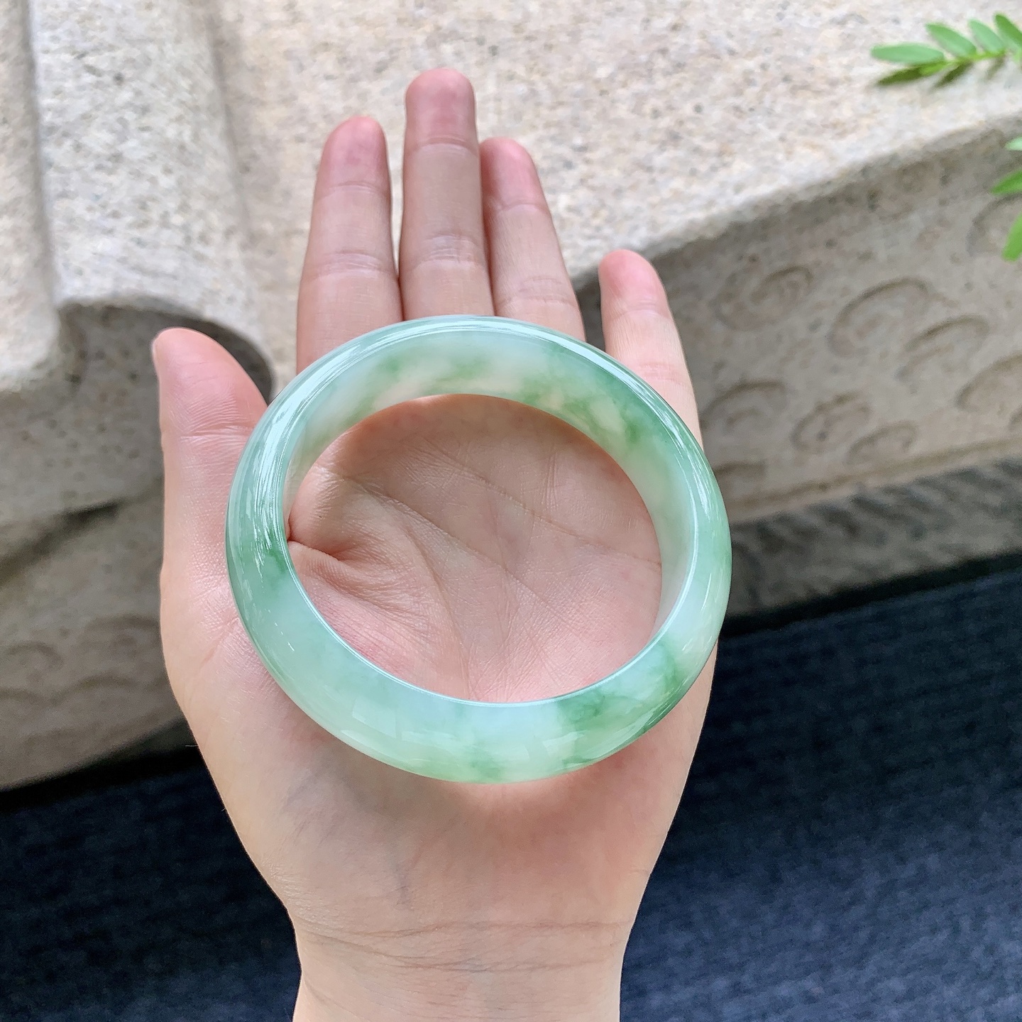 正圈58 59，圈口58.5/16.7/8，编码WW081822，糯冰飘绿，宽版，水润，种老，细腻，打灯有絮线