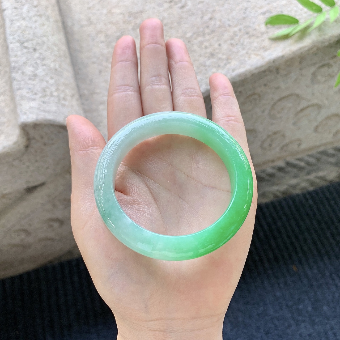 正圈51 52，圈口52.1/11.5/8.7，编码N2081704，描述辣阳绿，水润，种老，细腻，打灯有棉线