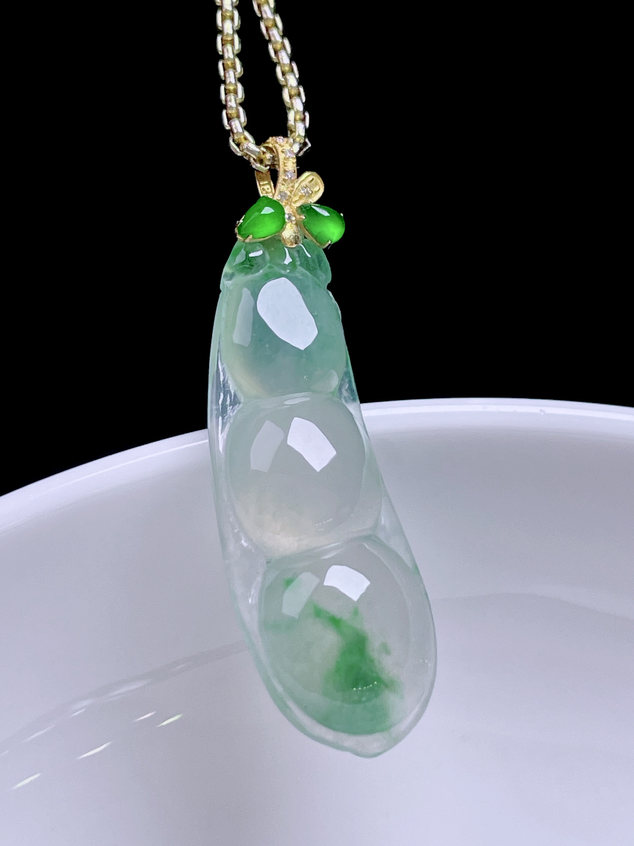 ️ 冰飘绿花福豆 花色灵动，种老水润，18k金镶嵌 整体：32.5 裸石：27.4/10.6/6
