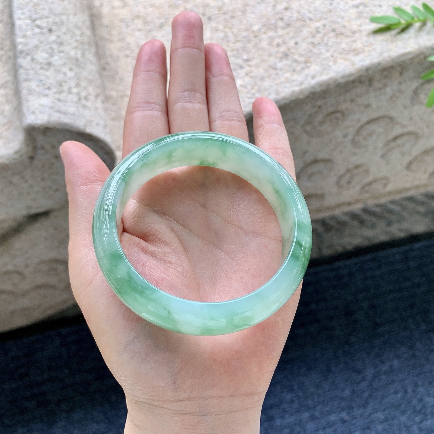 正圈58 59，圈口58.5/16.7/8，编码WW081822，糯冰飘绿，宽版，水润，种老，细腻，打灯有絮线