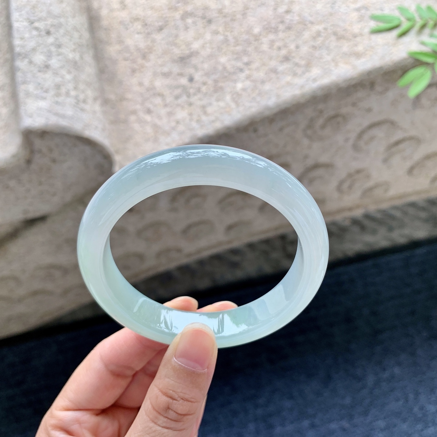 正圈56 57，圈口57.4/12.5/8.1，编码AD081808，糯冰晴绿，水润，种老，细腻，无裂。