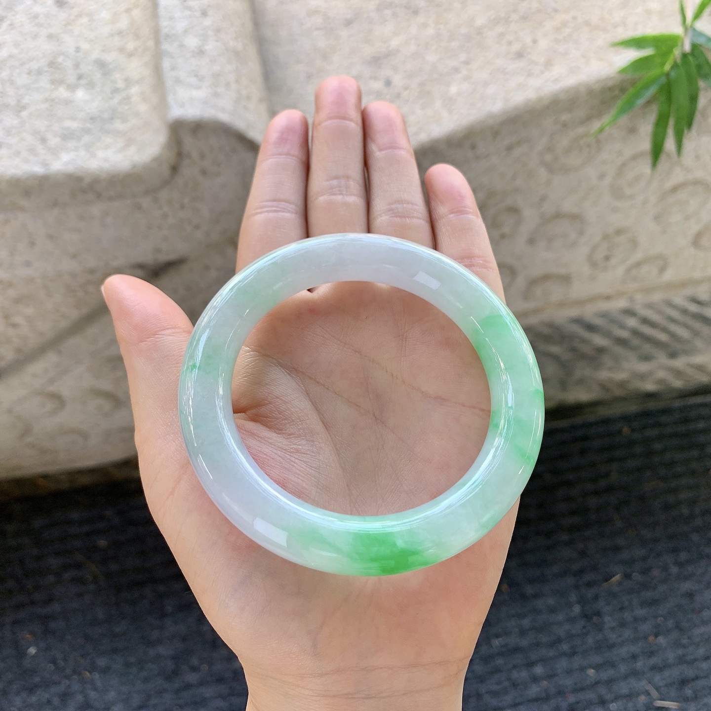 圆条56 57，圈口56.8/11.2/11.2，编码BA071514，糯冰飘阳绿，水润，种老，细腻，打灯有纹线
