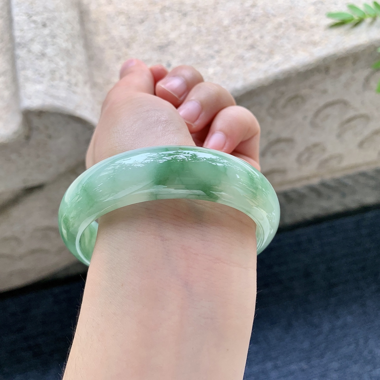 正圈58 59，圈口58.5/16.7/8，编码WW081822，糯冰飘绿，宽版，水润，种老，细腻，打灯有絮线