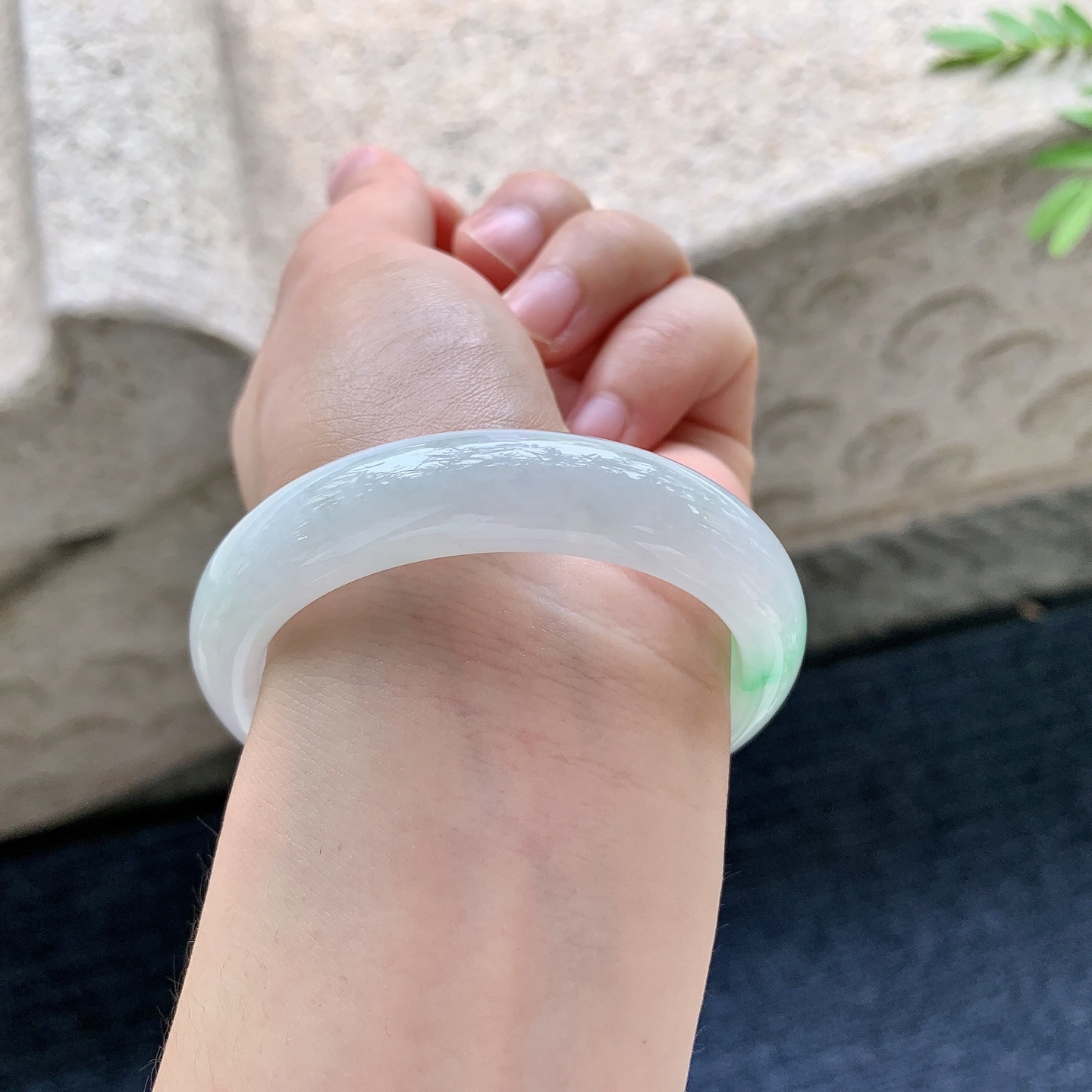 正圈50 51，圈口51.4/12.3/7.5，编码WW081837，糯冰飘绿，水润，种老，细腻，打灯有絮线