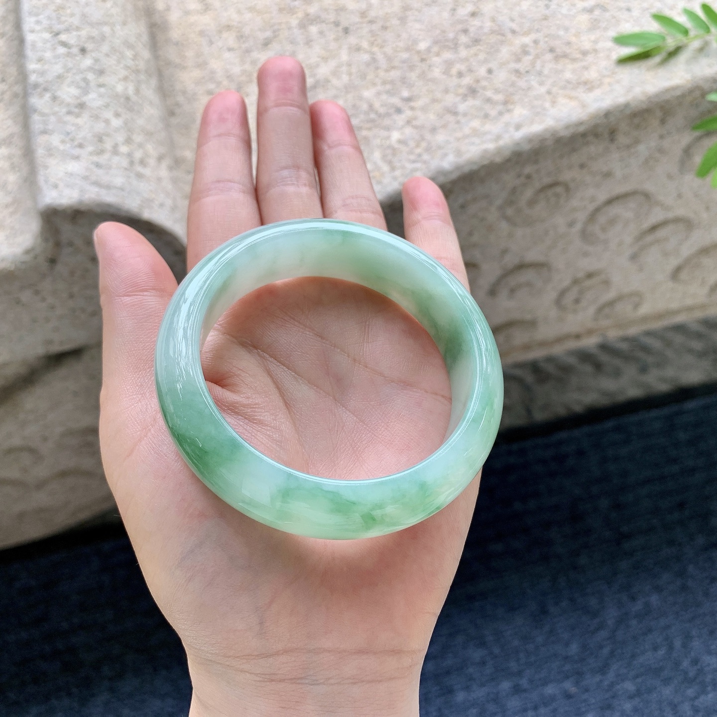正圈55 56，圈口56.5/16.6/8.6，编码WW081823，糯冰飘绿，宽版，水润，种老，细