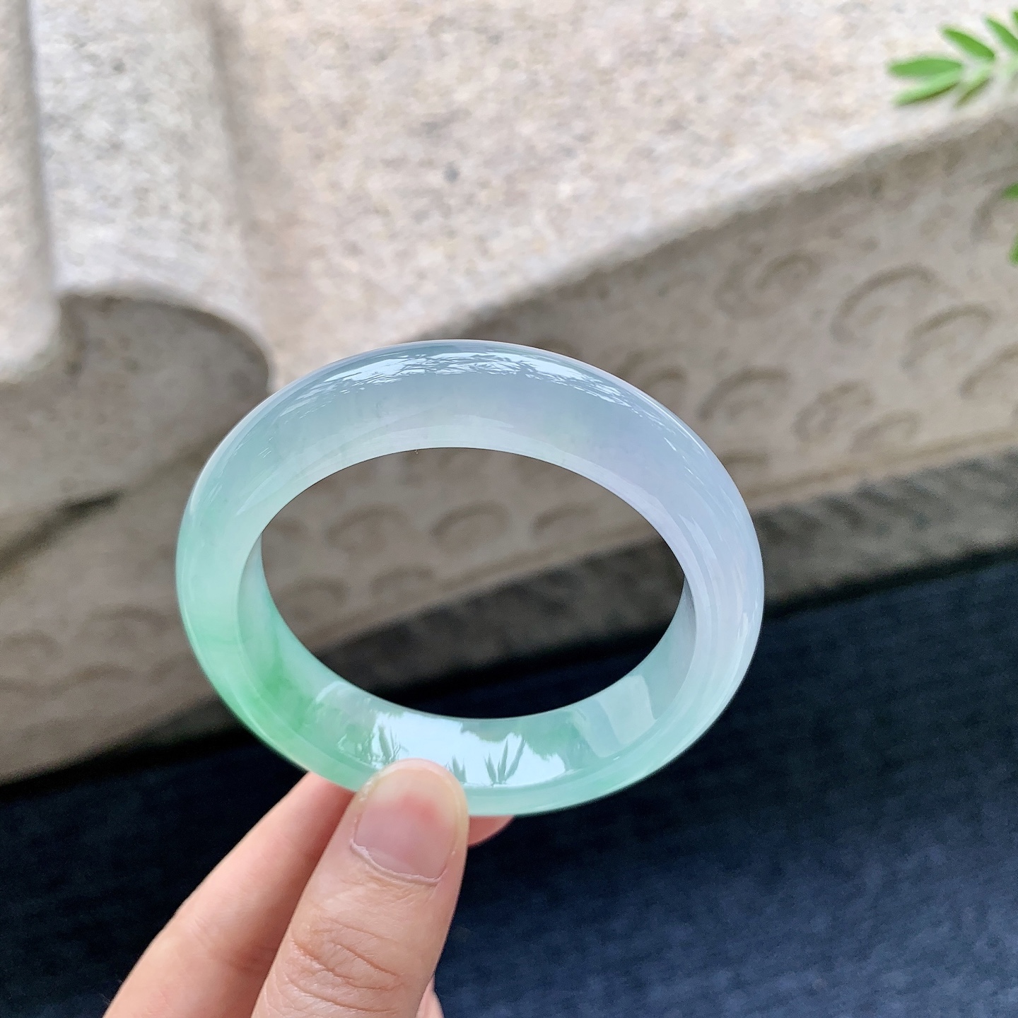 正圈53 54，圈口53.6/13.4/8.7，编码XY081833，糯冰飘绿，水润，种老，细腻，打灯有絮线