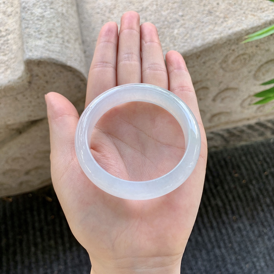 正圈49 50，圈口50.7/12.2/7.3，编码FL081594，糯冰底色，水润，种老，细腻，有纹线