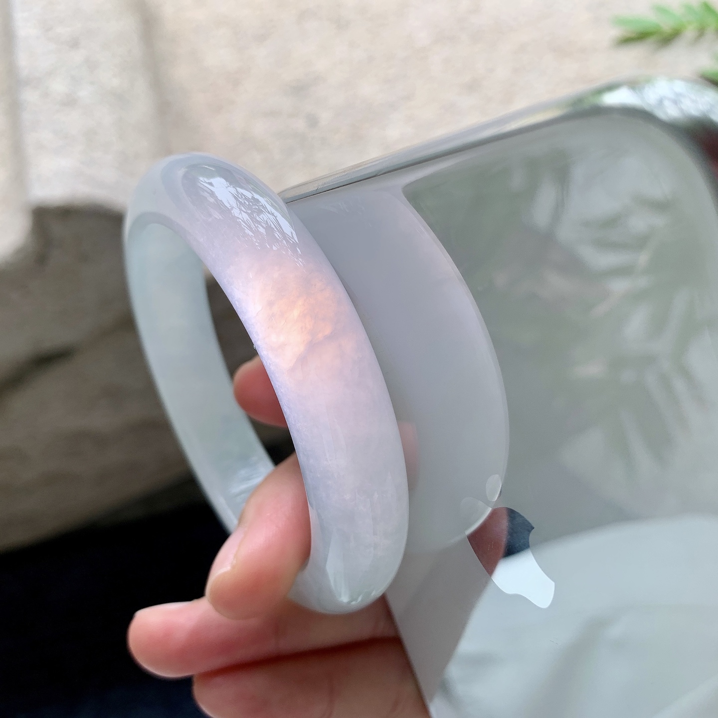 正圈54 55，圈口54.7/12.7/8.8，编码HT081802，糯冰晴绿，水润，种老，细腻，打灯有絮线