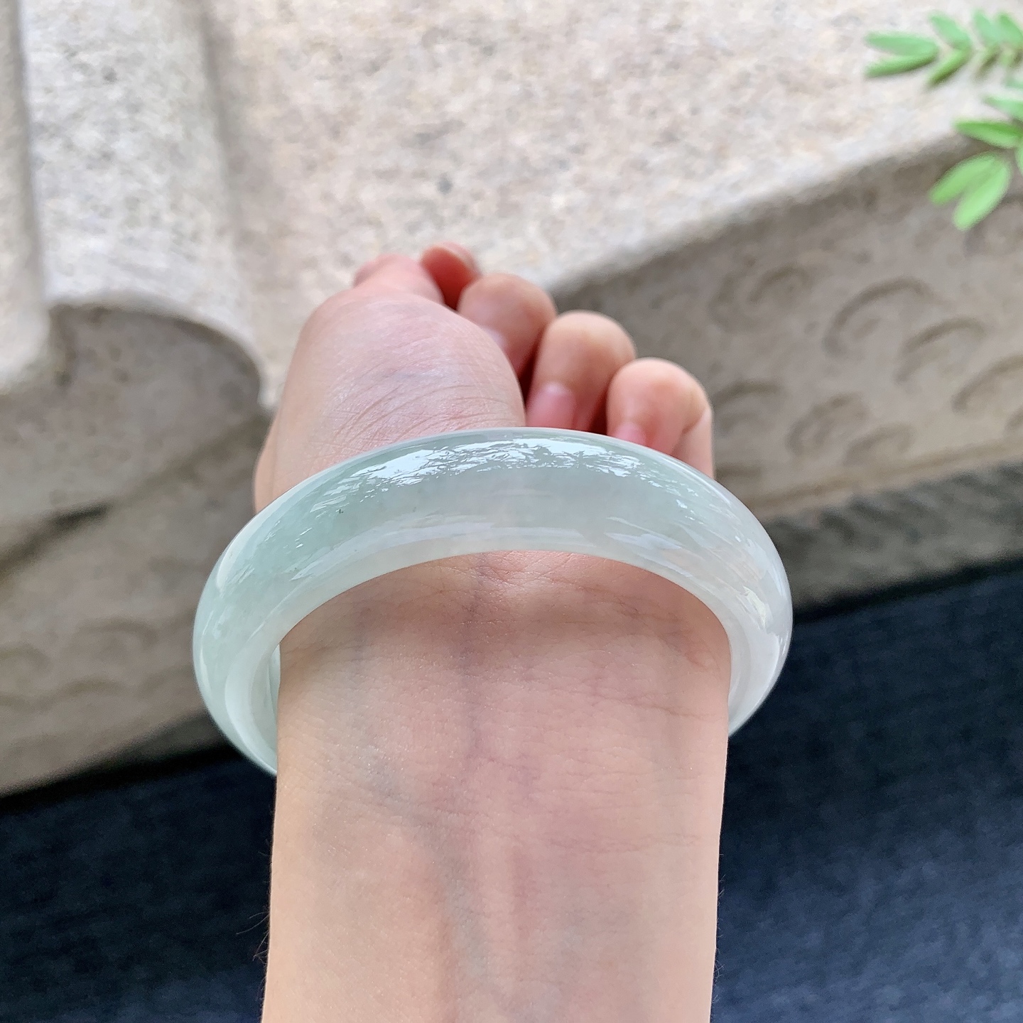 正圈55 56，圈口56.2/14.3/8.3，编码AD081805，糯冰飘绿，水润，种老，细腻，打灯有絮线