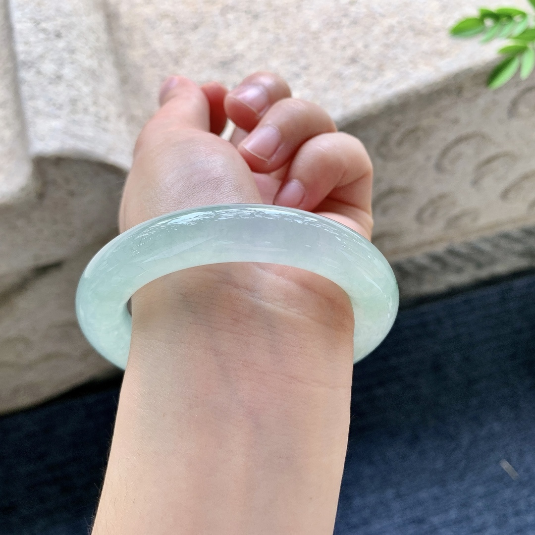 圆条54 55，圈口55/11.7/11.2，编码A1081622，冰晴底飘花，清透，水润，种老，细腻，打灯有絮线