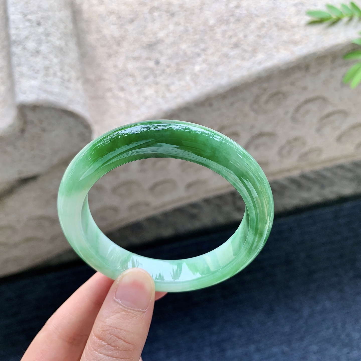 正圈54 55，圈口55.2/11.9/8.8，编码WW081825，糯冰飘绿，水润，种老，细腻，打灯有絮线