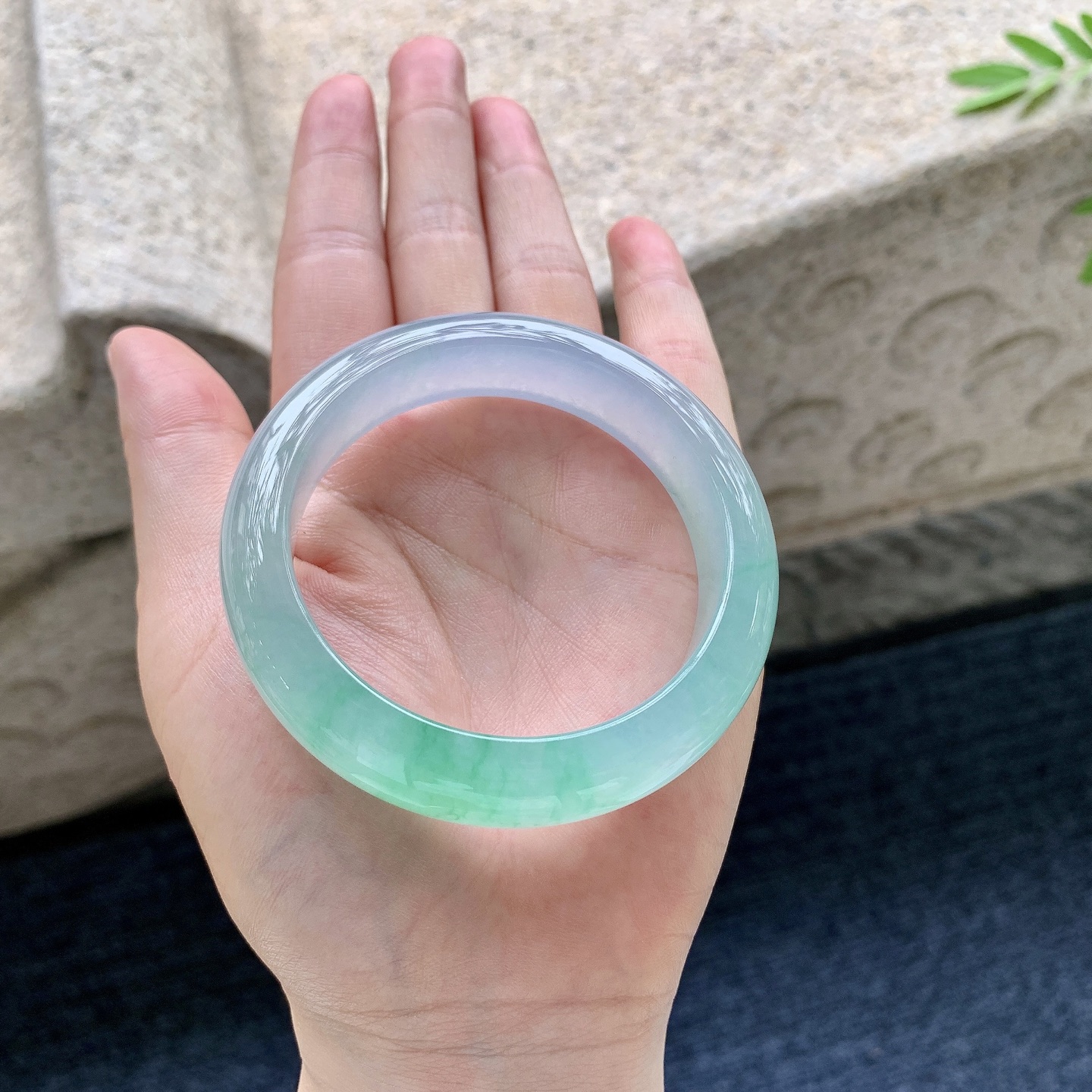 正圈53 54，圈口53.6/13.4/8.7，编码XY081833，糯冰飘绿，水润，种老，细腻，打