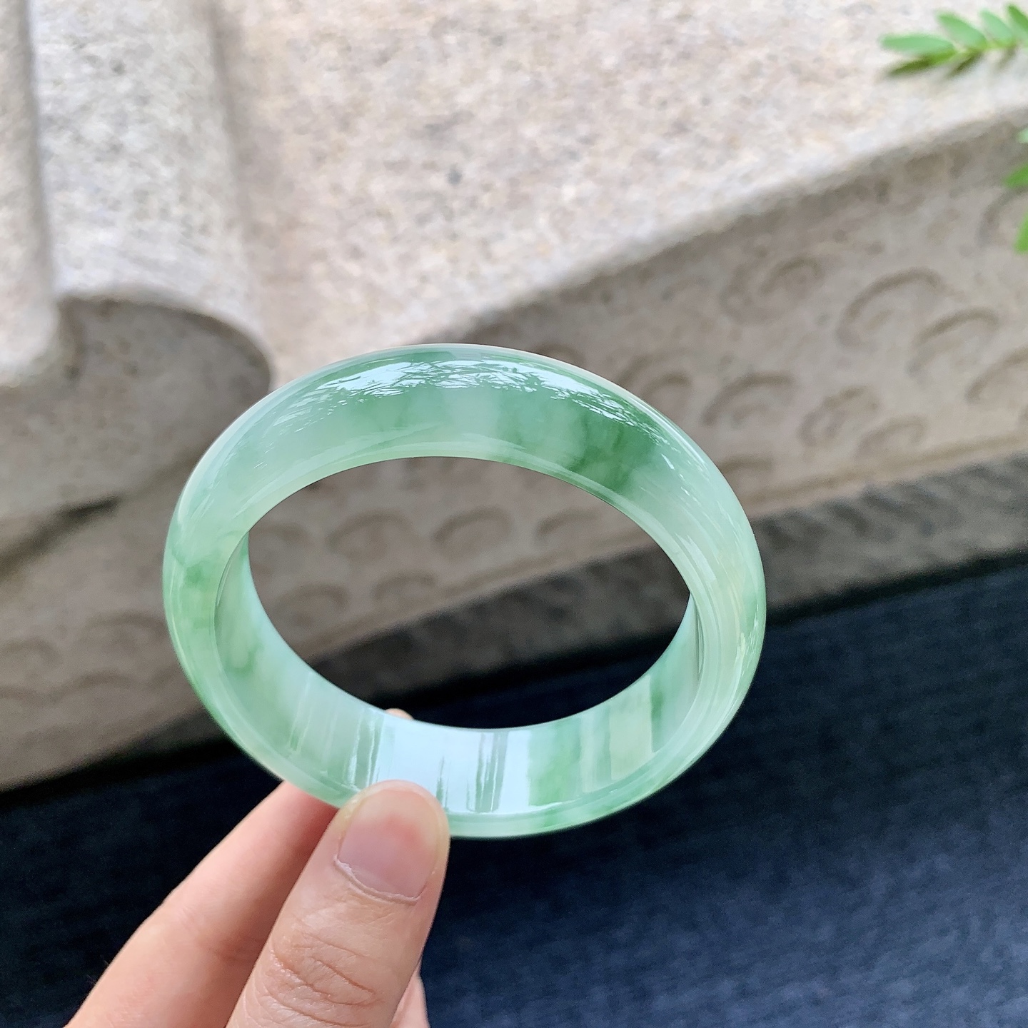 正圈58 59，圈口58.5/16.7/8，编码WW081822，糯冰飘绿，宽版，水润，种老，细腻，打灯有絮线