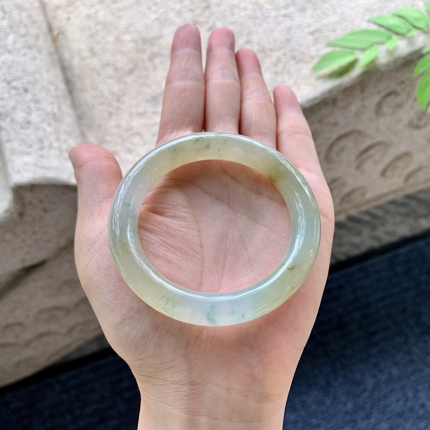 圆条49 50，圈口50.5/10.2/9.8，编码B2081757，糯冰黄翡飘花，水润，种老，细腻，打灯有纹线。