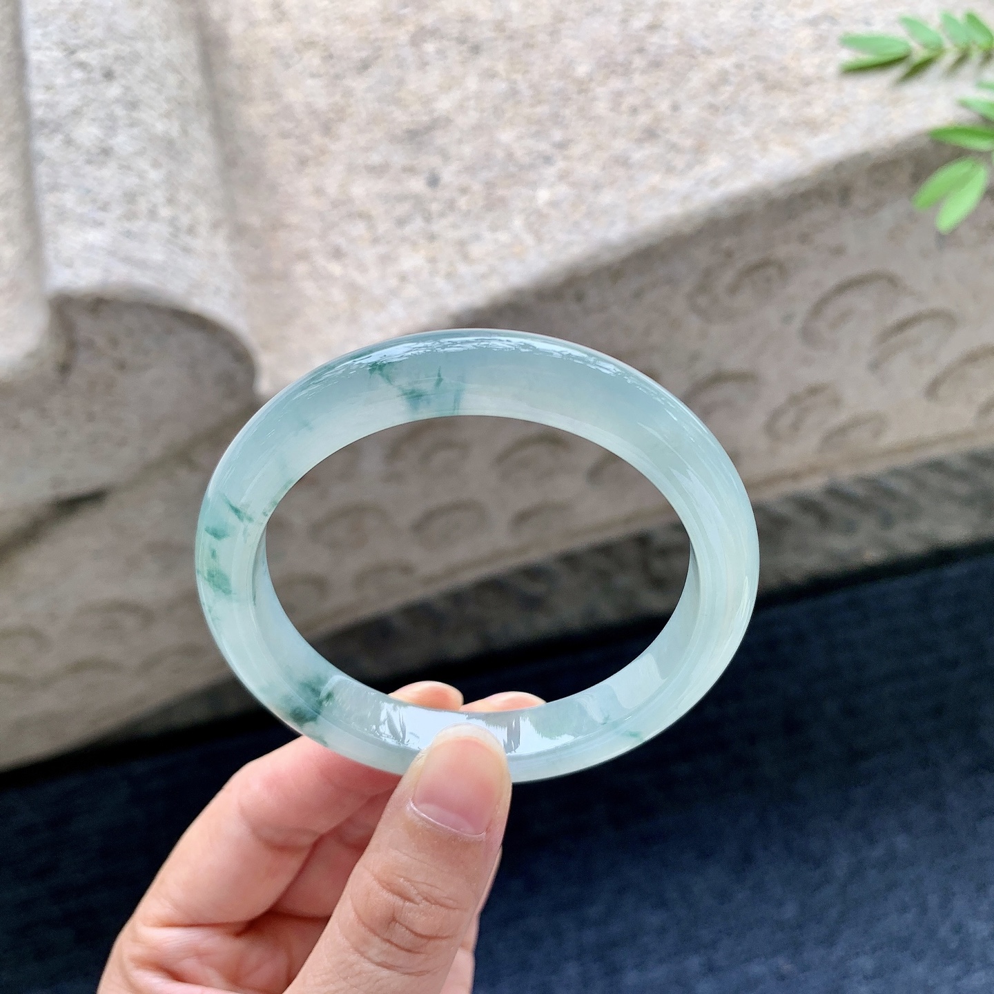 正圈55 56，圈口55.8/10.1/8，编码HJ081821，糯冰飘花，水润，种老，细腻，无裂。