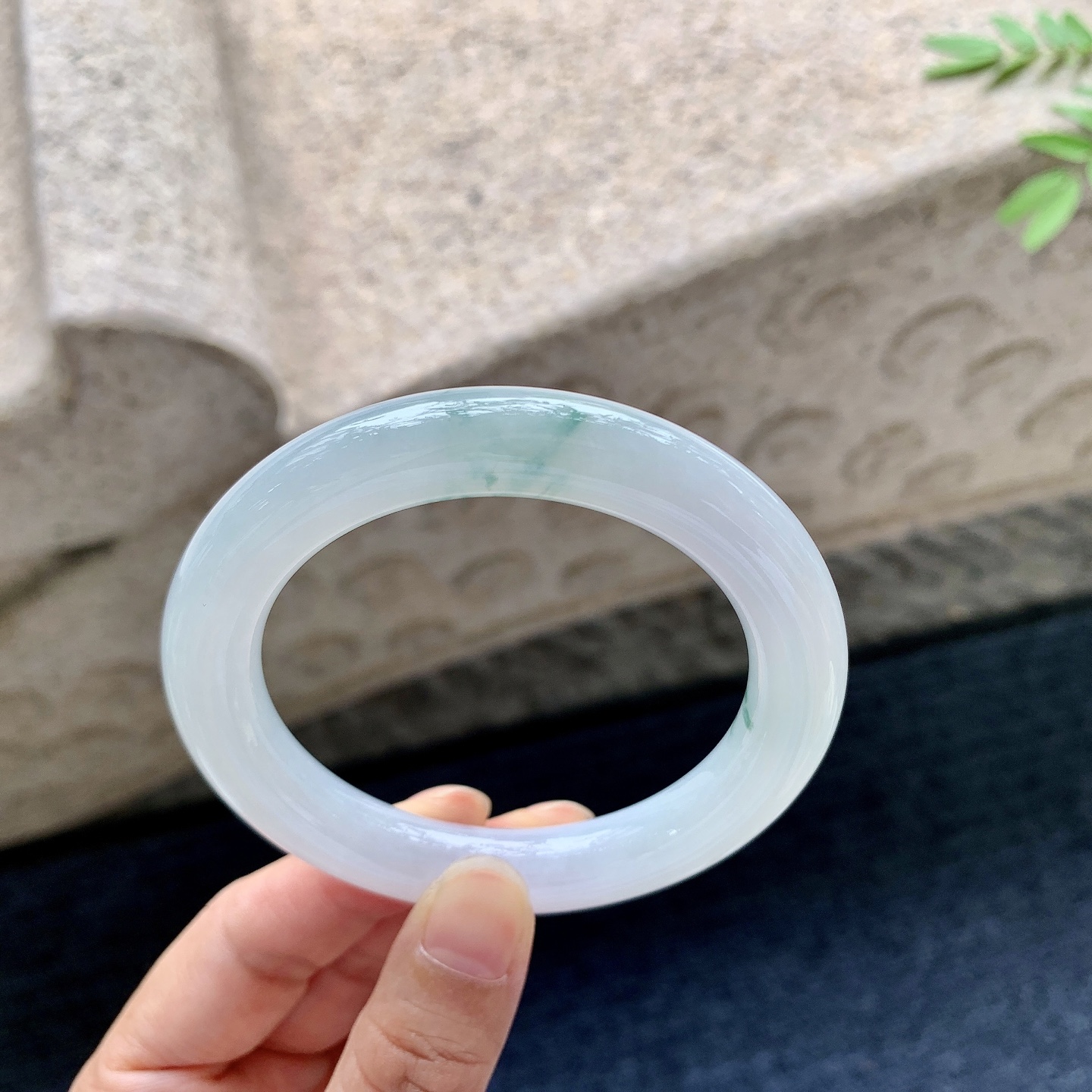 圆条54 55，圈口54.3/10.4/10.2，编码AD081807，细糯飘花，水润，种老，细腻，无裂。
