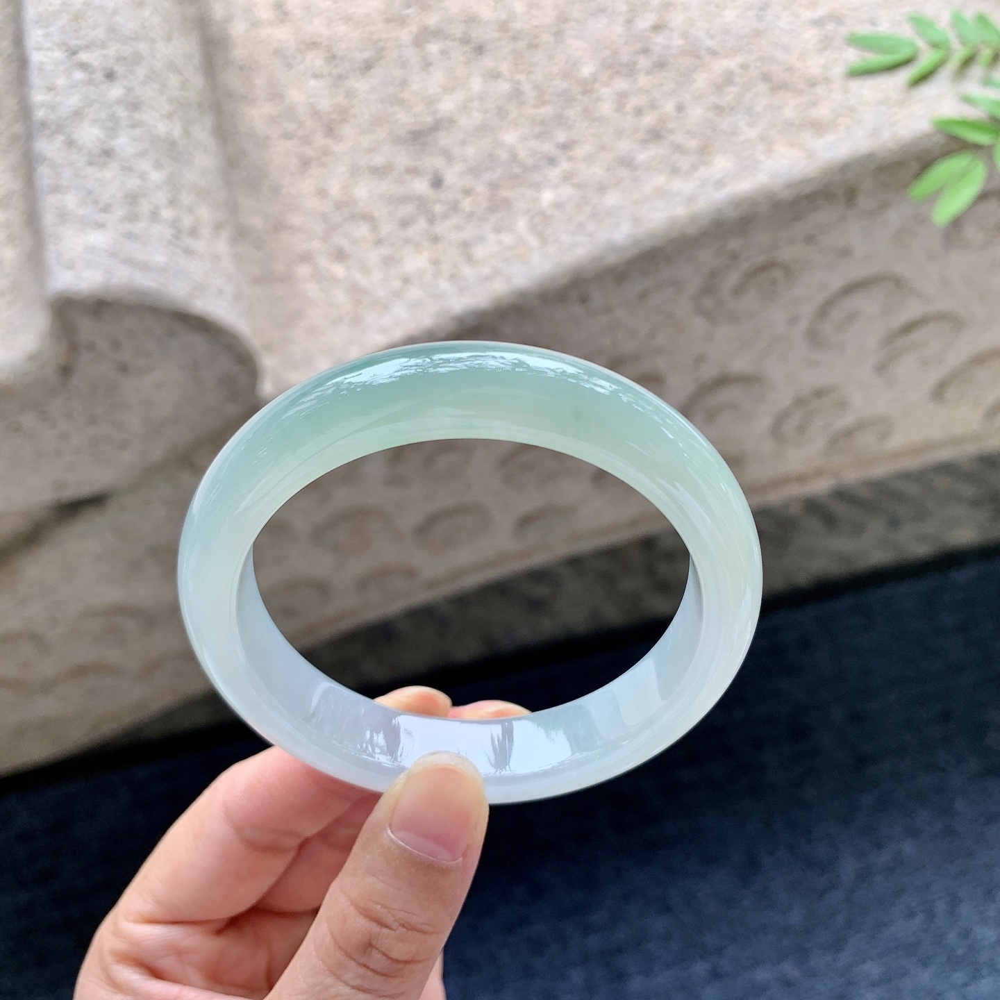 正圈56 57，圈口57.4/12.5/8.1，编码AD081808，糯冰晴绿，水润，种老，细腻，无裂。