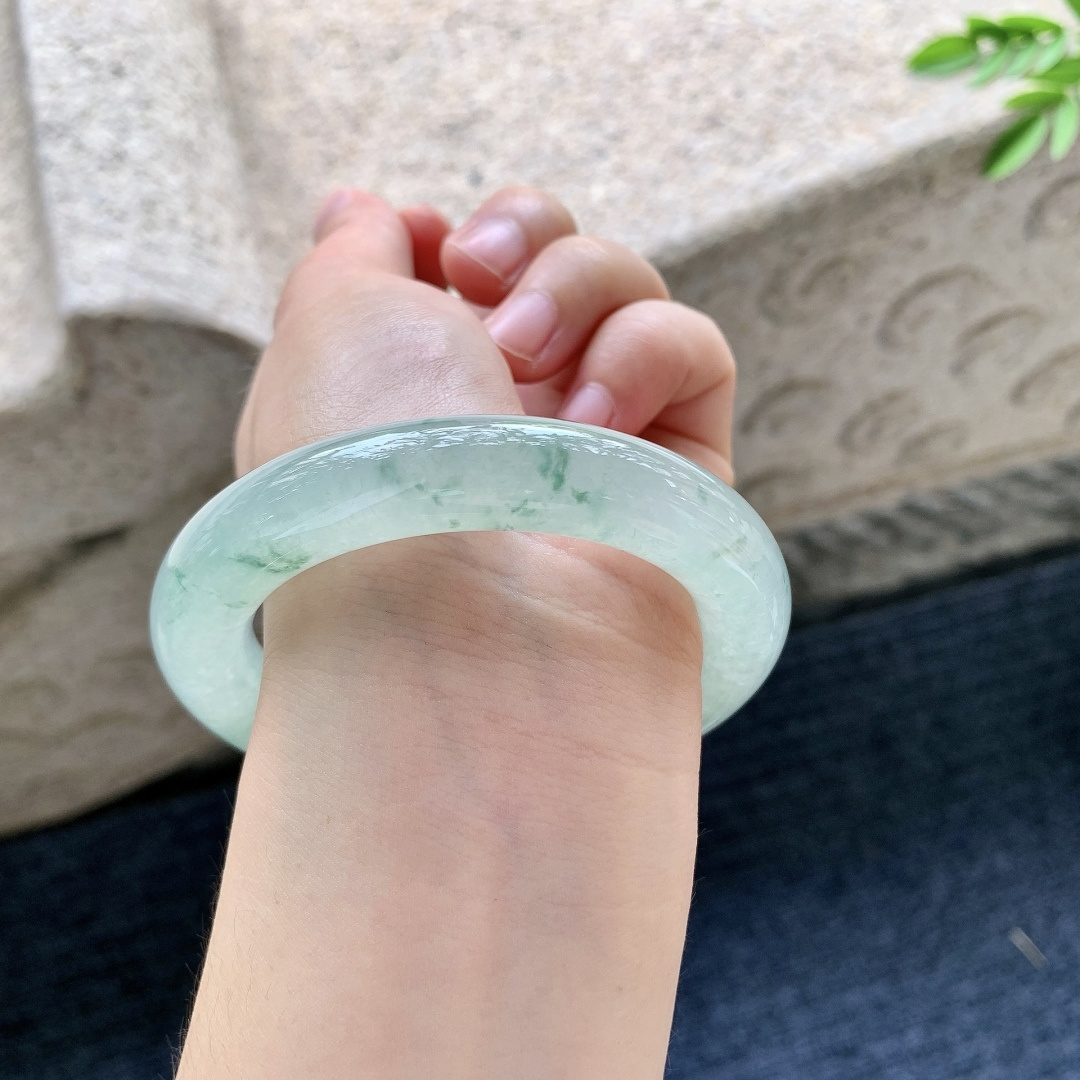 圆条54 55，圈口55/11.7/11.2，编码A1081622，冰晴底飘花，清透，水润，种老，细腻，打灯有絮线