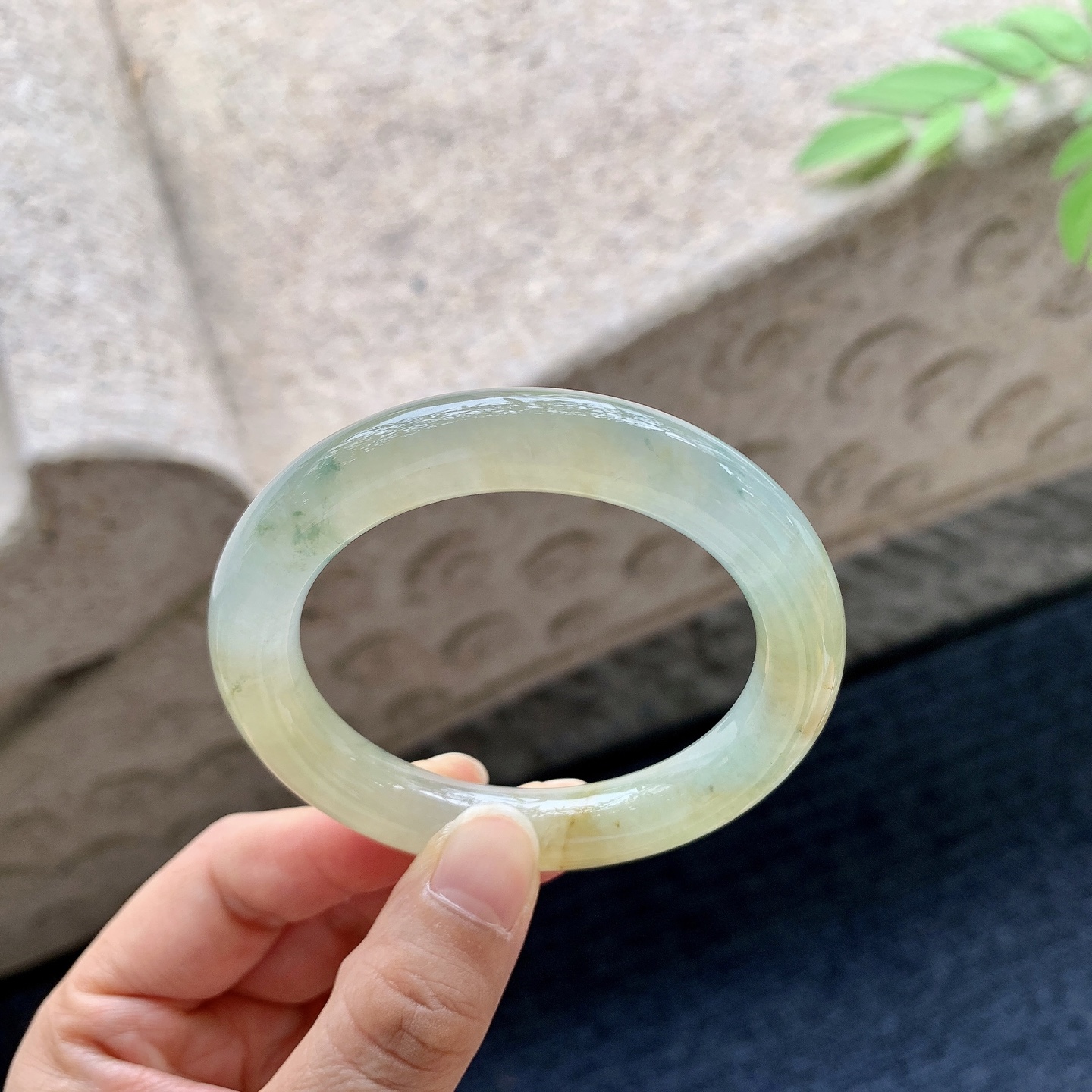 圆条49 50，圈口50.5/10.2/9.8，编码B2081757，糯冰黄翡飘花，水润，种老，细腻，打灯有纹线。