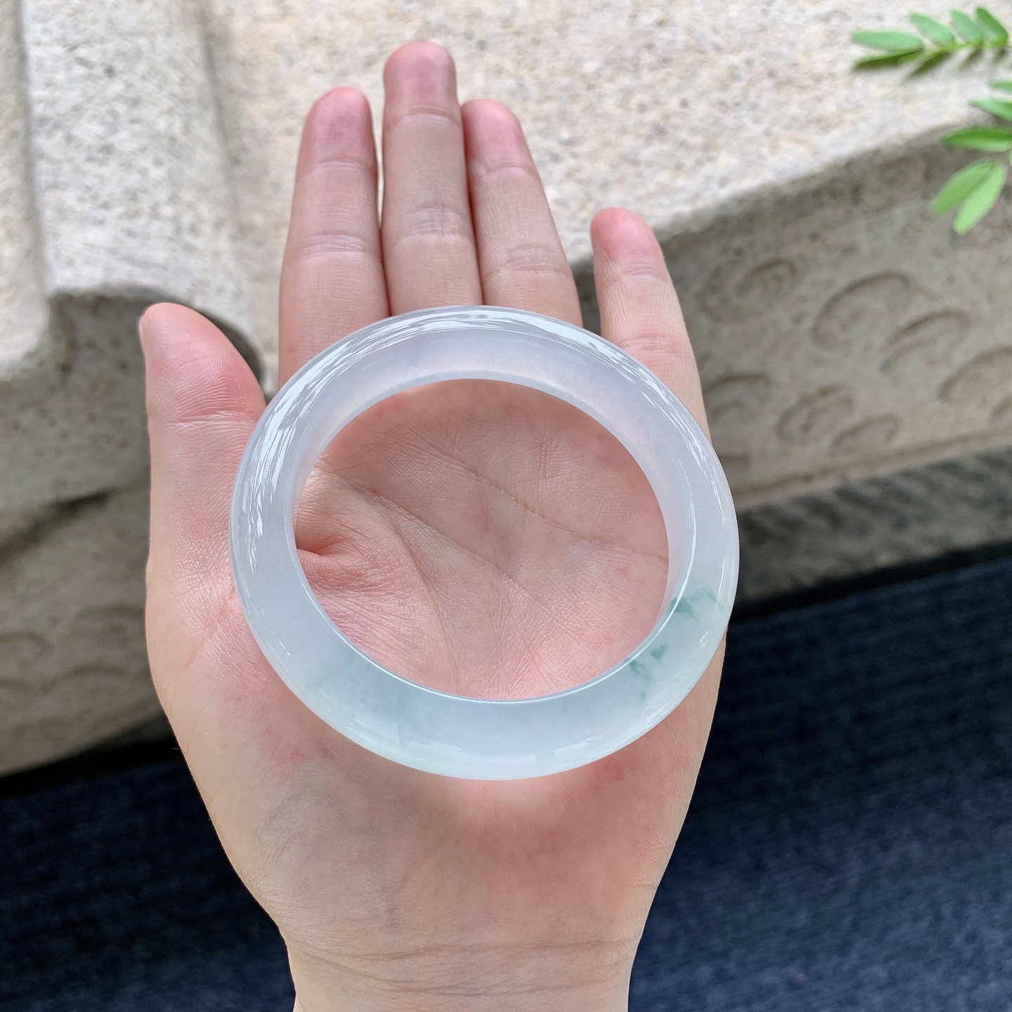 正圈54 55，圈口54.6/12.5/8.6，编码G9081838，糯冰飘花，水润，种老，细腻，无裂。