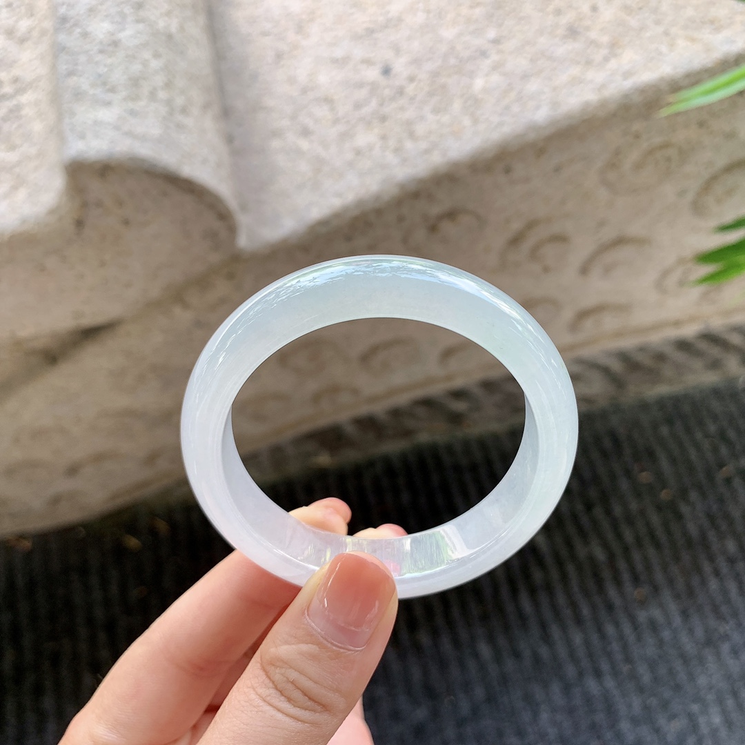 正圈49 50，圈口50.7/12.2/7.3，编码FL081594，糯冰底色，水润，种老，细腻，有纹线