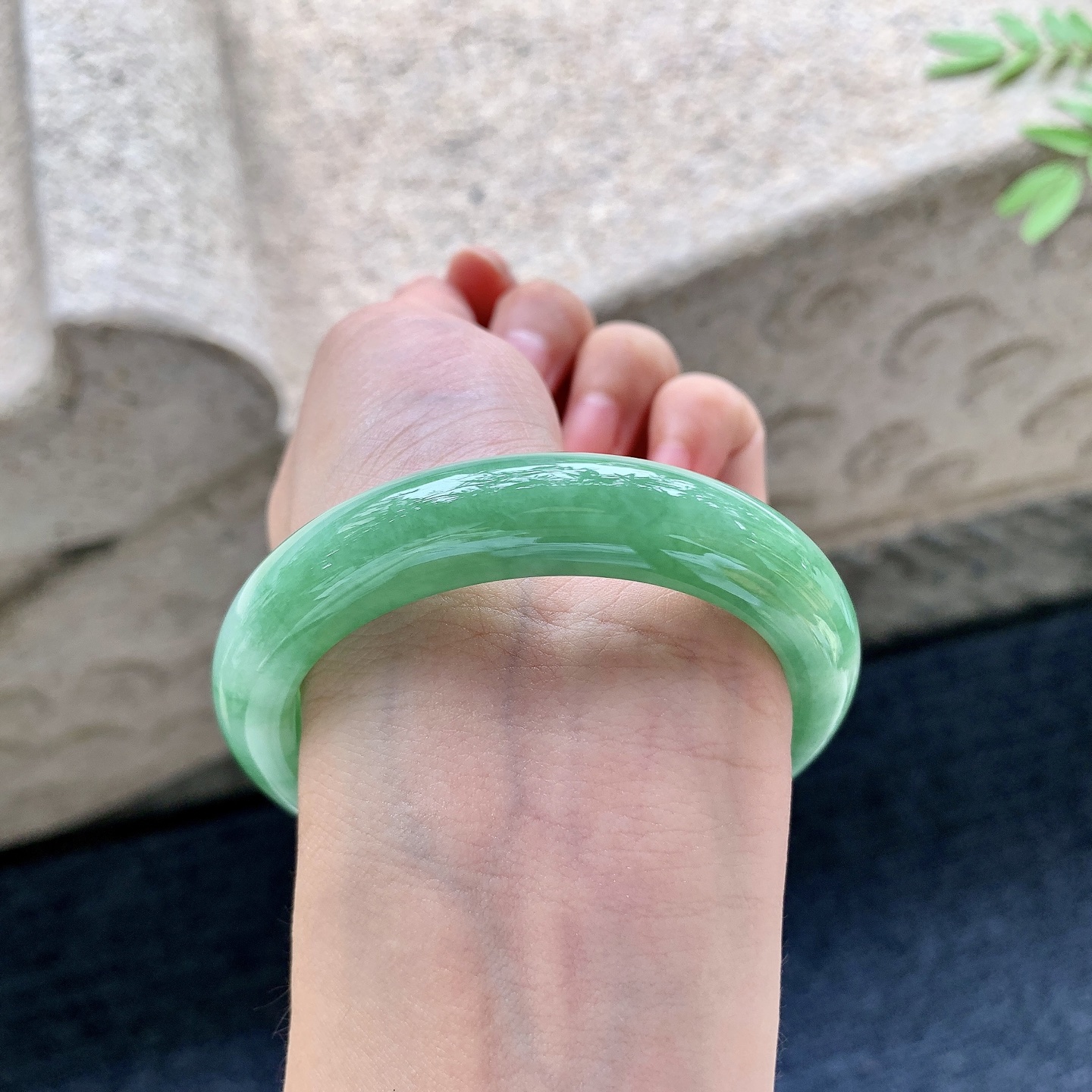 正圈54 55，圈口54.4/11.8/8.6，编码WW081824，糯冰飘绿，水润，种老，细腻，无裂。