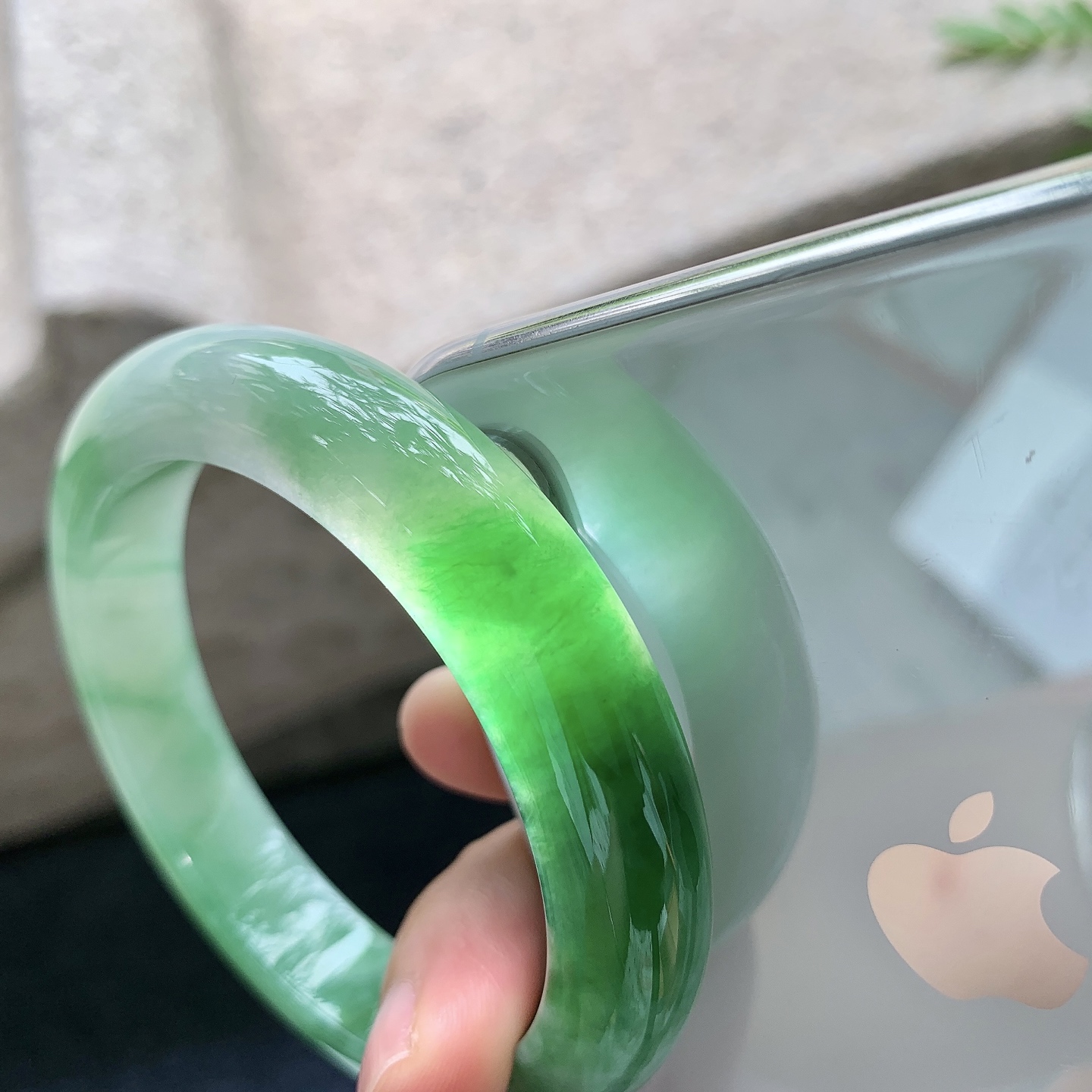 正圈54 55，圈口55.2/11.9/8.8，编码WW081825，糯冰飘绿，水润，种老，细腻，打灯有絮线