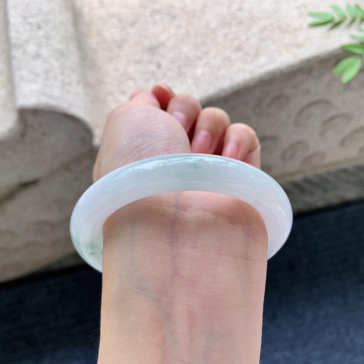 圆条54 55，圈口54.3/10.4/10.2，编码AD081807，细糯飘花，水润，种老，细腻，无裂。