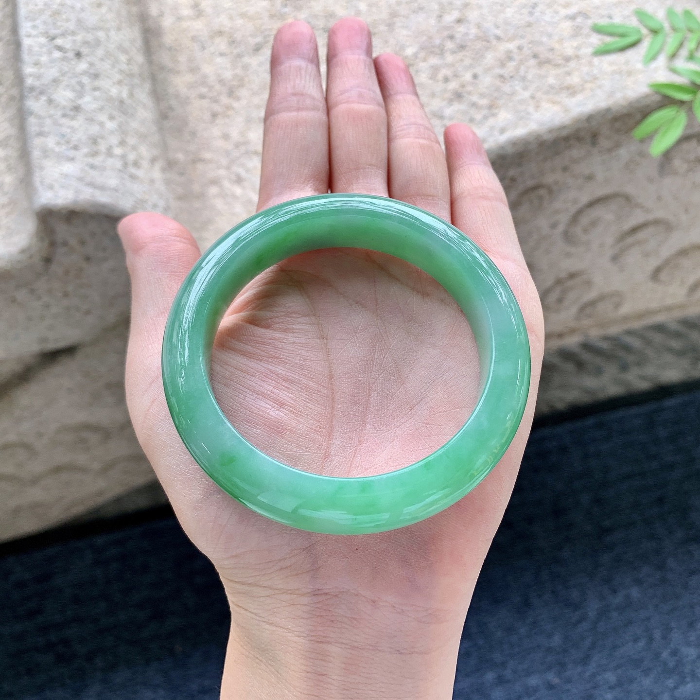 正圈54 55，圈口55.6/12.8/9，编码D6081714，描述满绿，水润，种老，细腻，打灯有