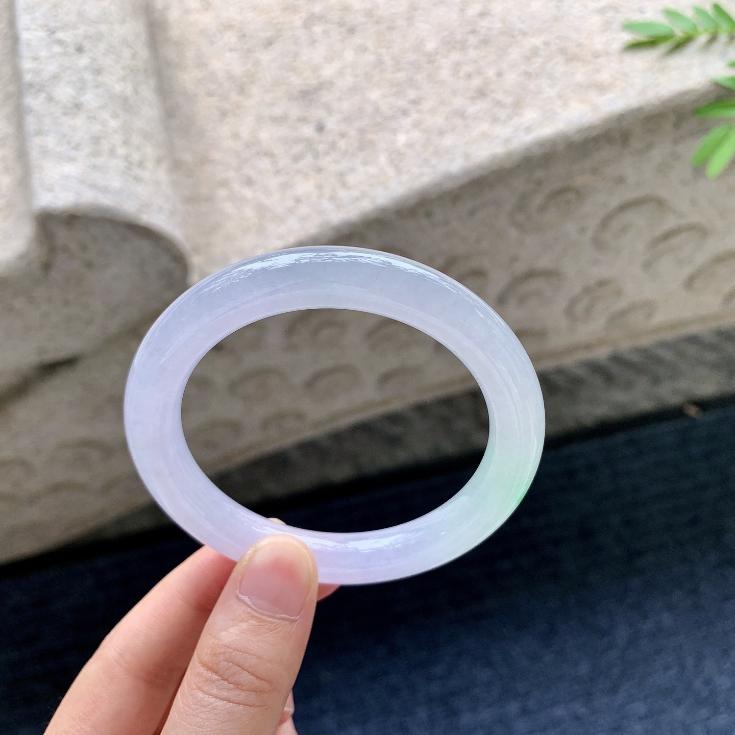 圆条54 55，圈口54.8/9.7/9.3，编码G9081842，糯冰椿彩，水润，种老，细腻，打灯有纹线