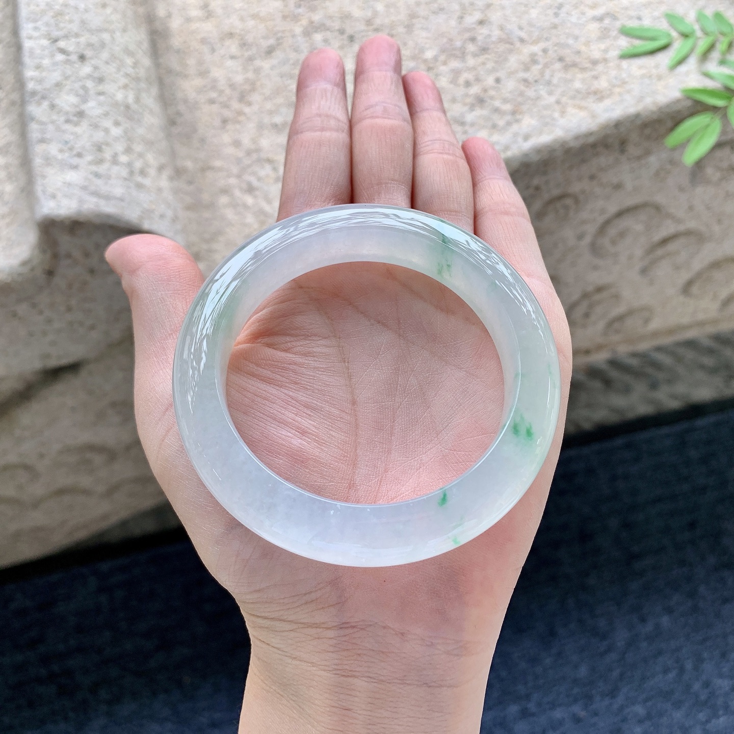 正圈54 55，圈口55.3/12.6/9.8，编码NK081702，描述冰飘绿，清透，水润，种老，细腻，打灯有絮线