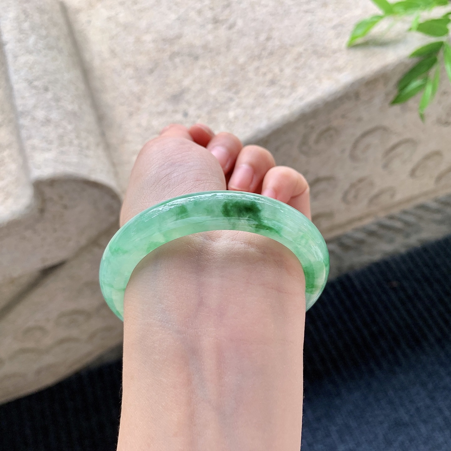 正圈51 52，圈口52.7/10/8.6，编码A1080663，描述糯冰飘绿，水润，种老，细腻，有晶体