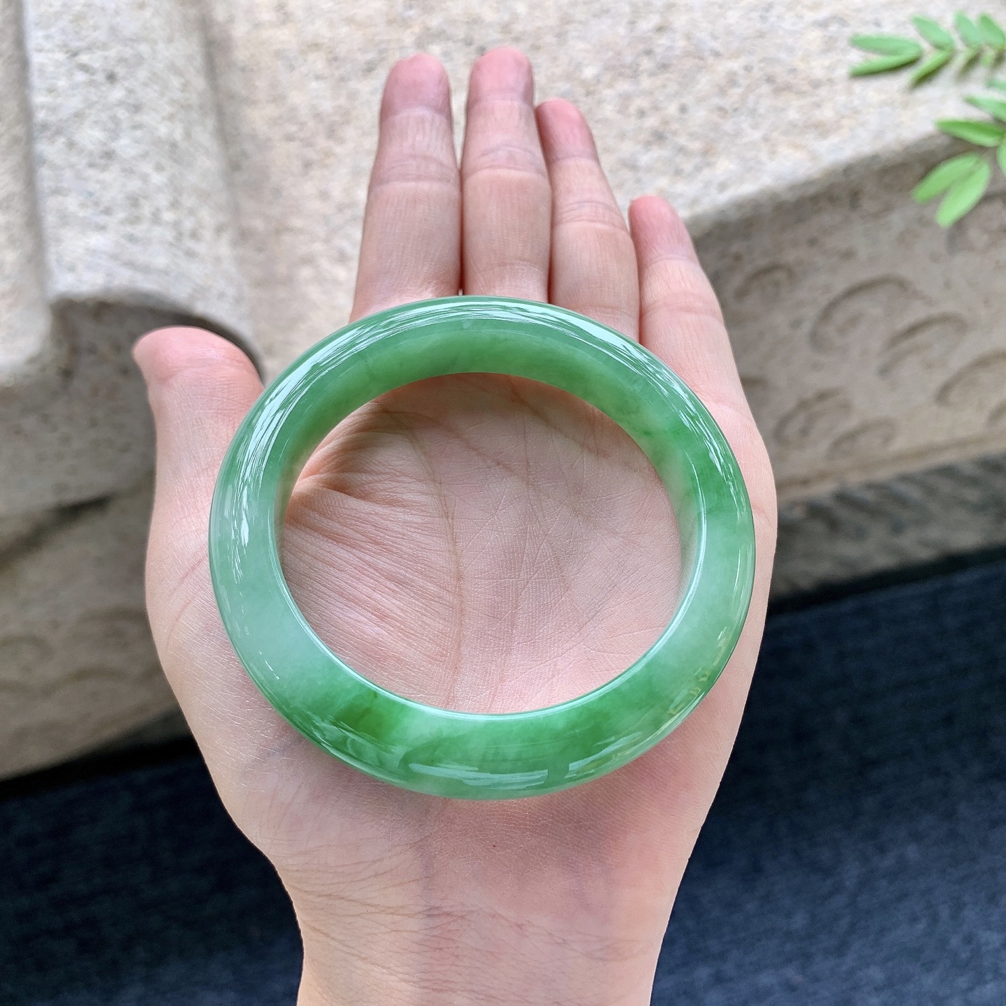 正圈54 55，圈口54.4/11.8/8.6，编码WW081824，糯冰飘绿，水润，种老，细腻，无裂。