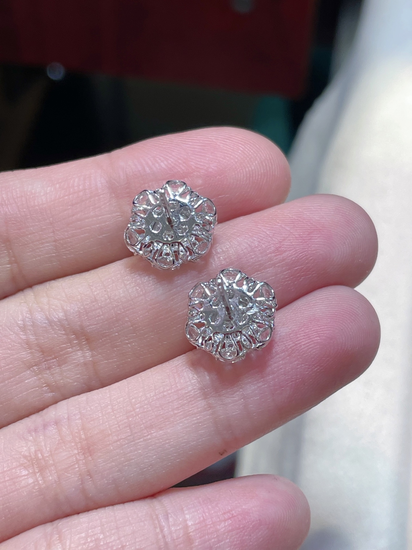 ️性比高端货精品翡翠蛋面耳钉料子饱满水润，种水18k金镶嵌，款式时尚，6.7-5.7-3.5