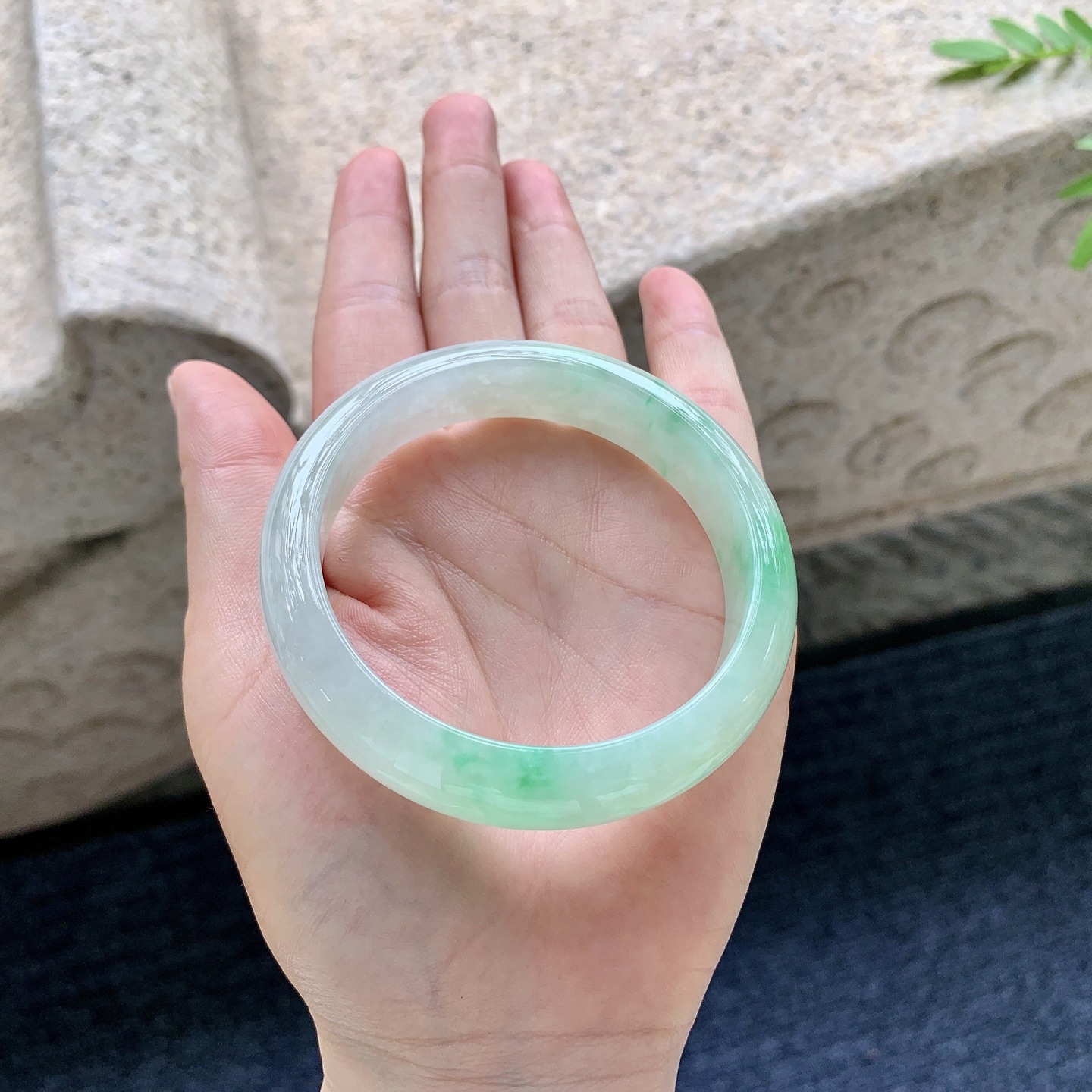 正圈55 56，圈口56/12.8/7.8，编码HJ081817，糯冰飘绿，水润，种老，细腻，打灯有絮线