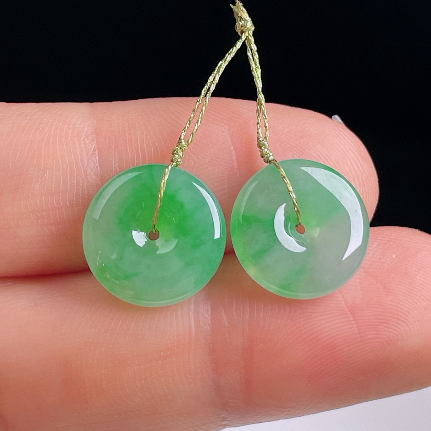 ️阳绿耳坠，老种起光，细底通透，尺寸：12.8/3.7mm0817