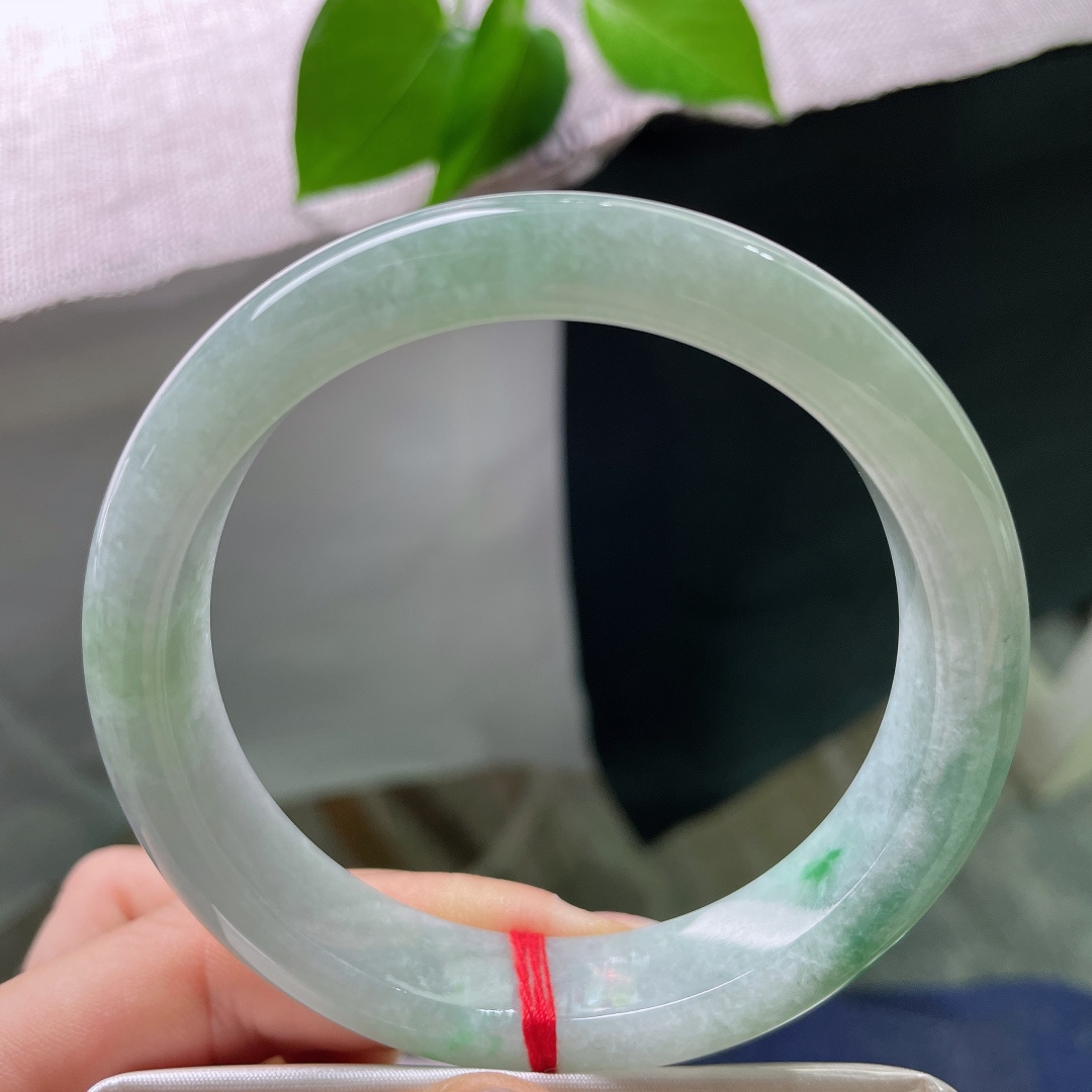 61.5/13.1/9.3，油青正圈，无裂，细腻水润，一段油绿飘花沉静地晕染于镯身，清冷素雅，自带烟