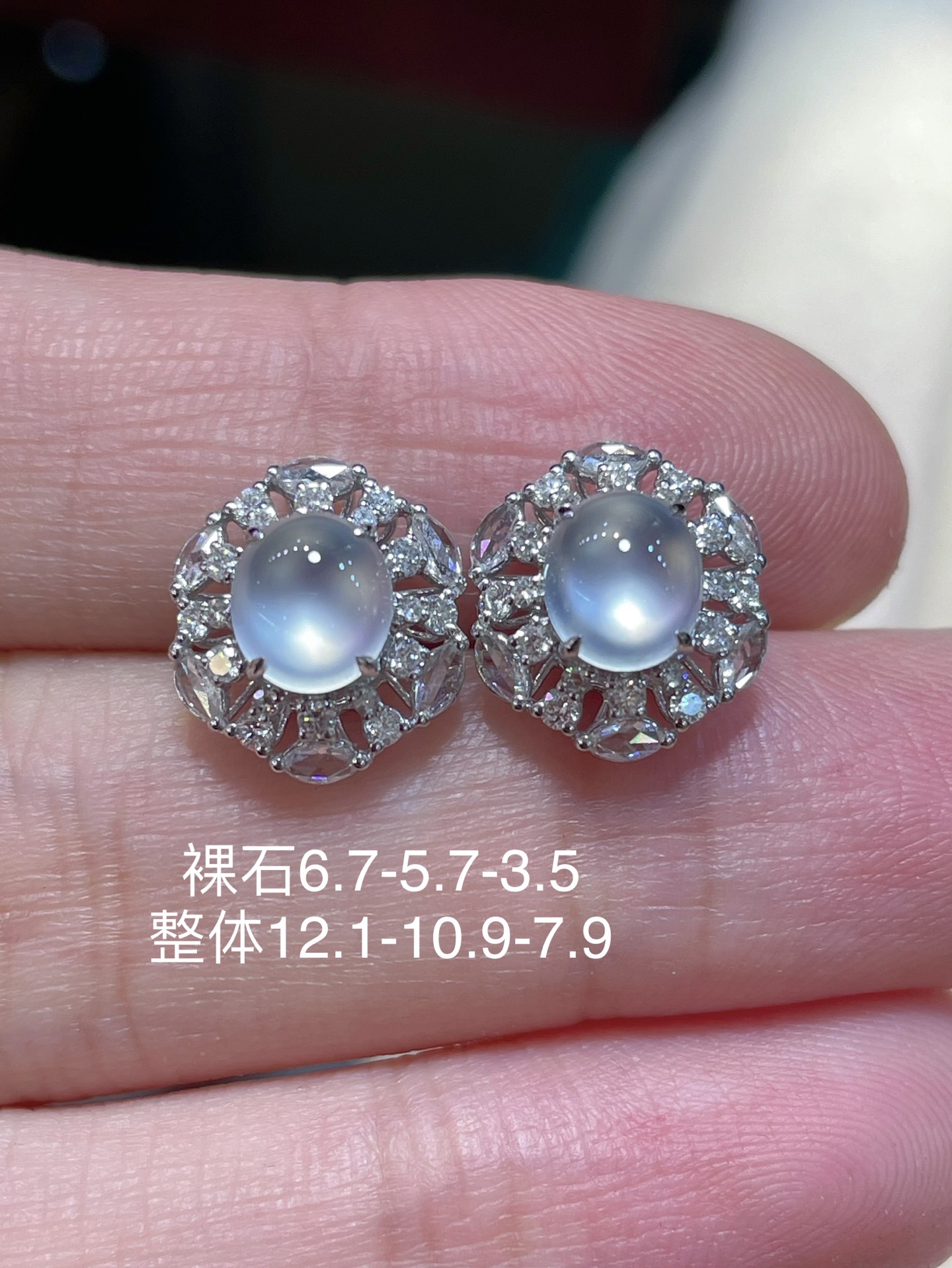️性比高端货精品翡翠蛋面耳钉料子饱满水润，种水18k金镶嵌，款式时尚，6.7-5.7-3.5