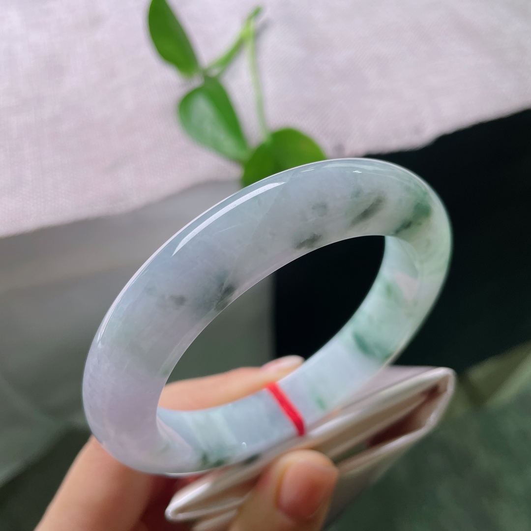 58.3/12.3/10.4，飘花正圈，有裂，浅紫凝清玉，墨翠落环围。点点花缊缀柔底，腕间藏一缕淡春山色。ss56439a