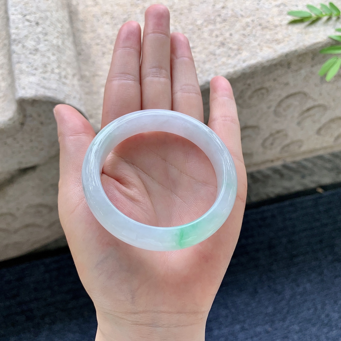 正圈50 51，圈口51.4/12.3/7.5，编码WW081837，糯冰飘绿，水润，种老，细腻，打灯有絮线