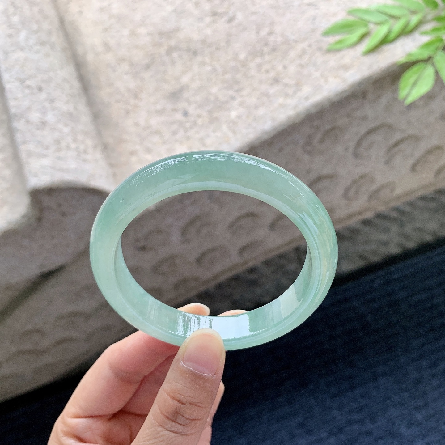 正圈56 57，圈口57.7/11.7/8.1，编码FL050689，糯冰绿底，水润，种老，细腻，打灯有絮线