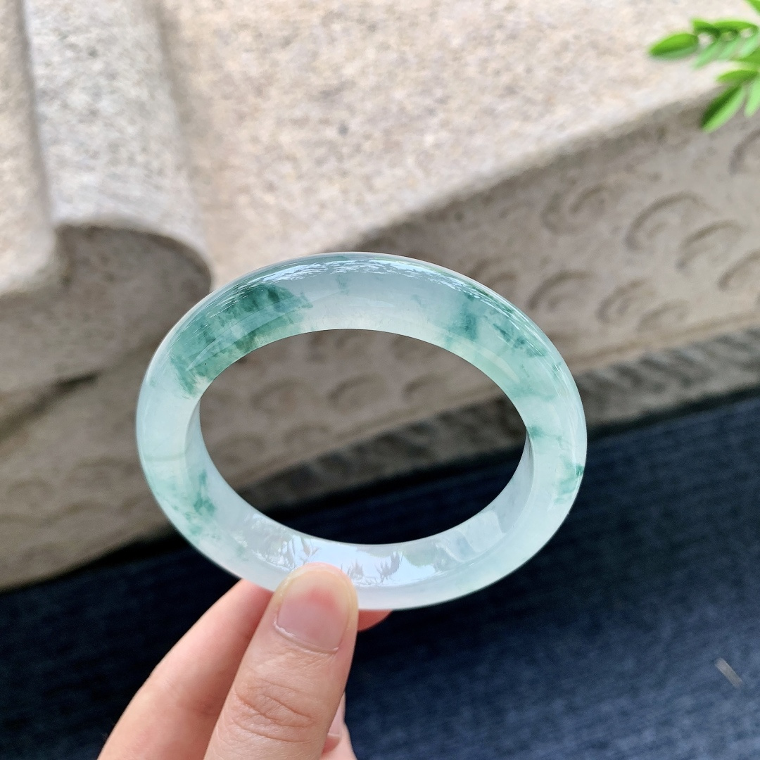 正圈57 57，圈口57/11.6/9.4，编码W6081623，冰飘花，清透，水润，种老，细腻，无裂。